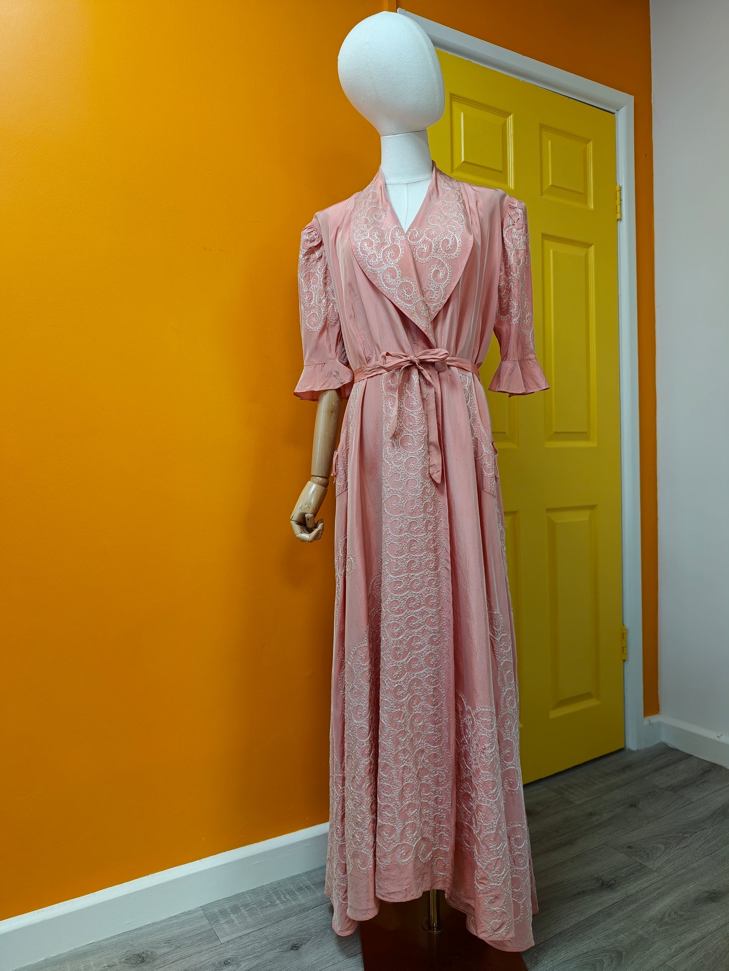 Gorgeous 1940s pink embroidered taffeta dressing gown/robe - L