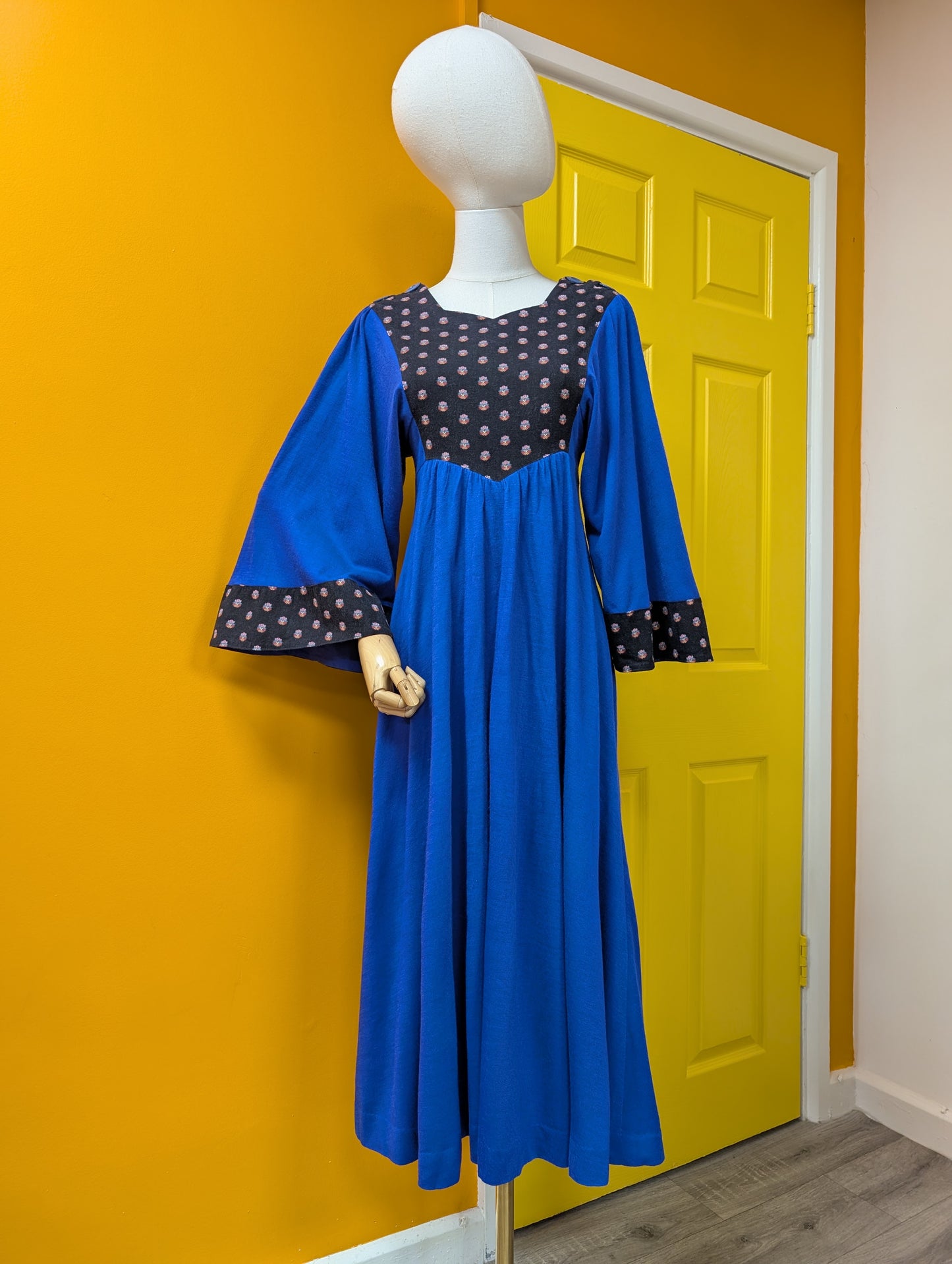 1970s Wallis blue dress with black floral trim - XS/S/6/8