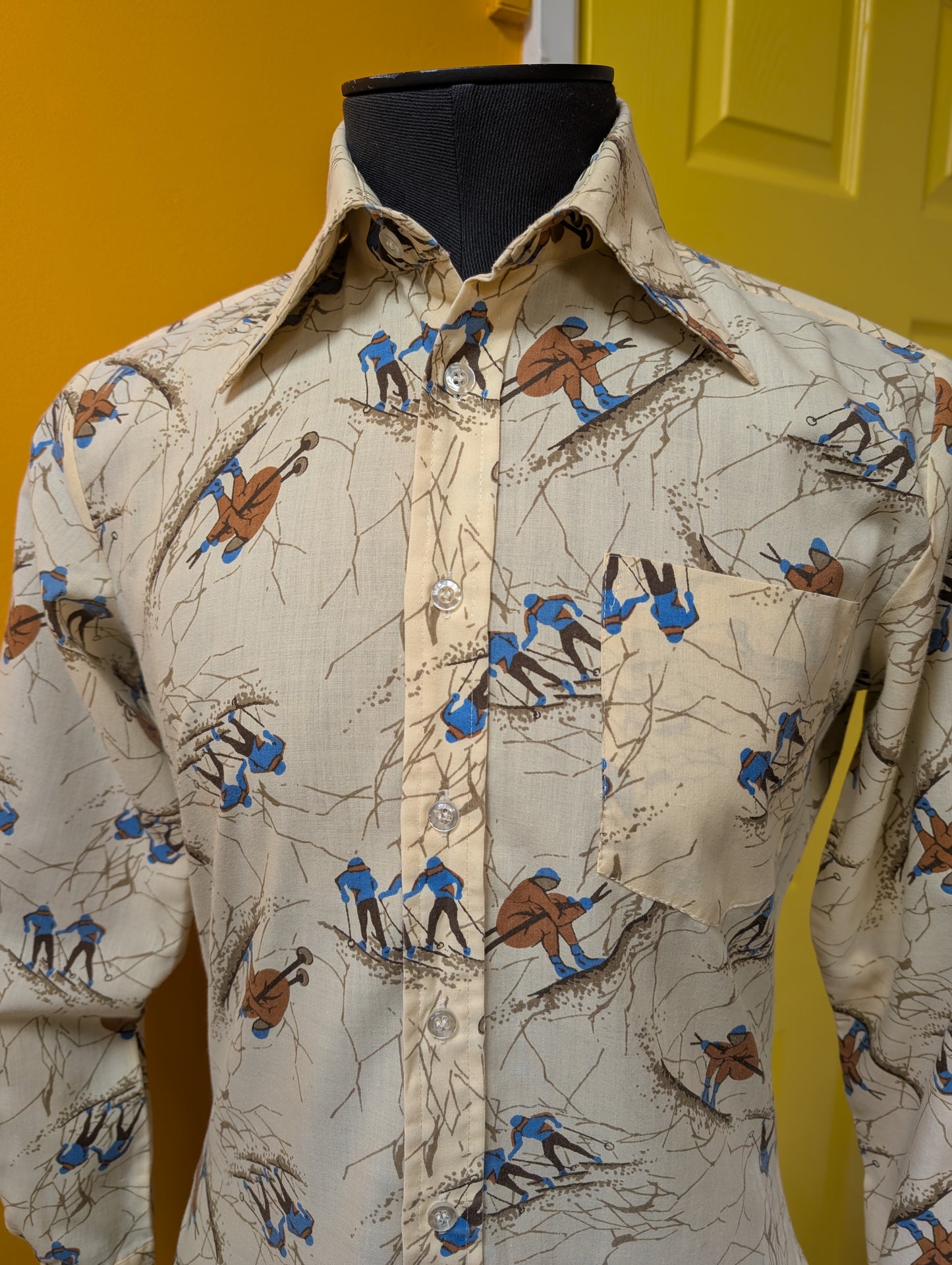 1970s novelty skiing print dagger collar shirt