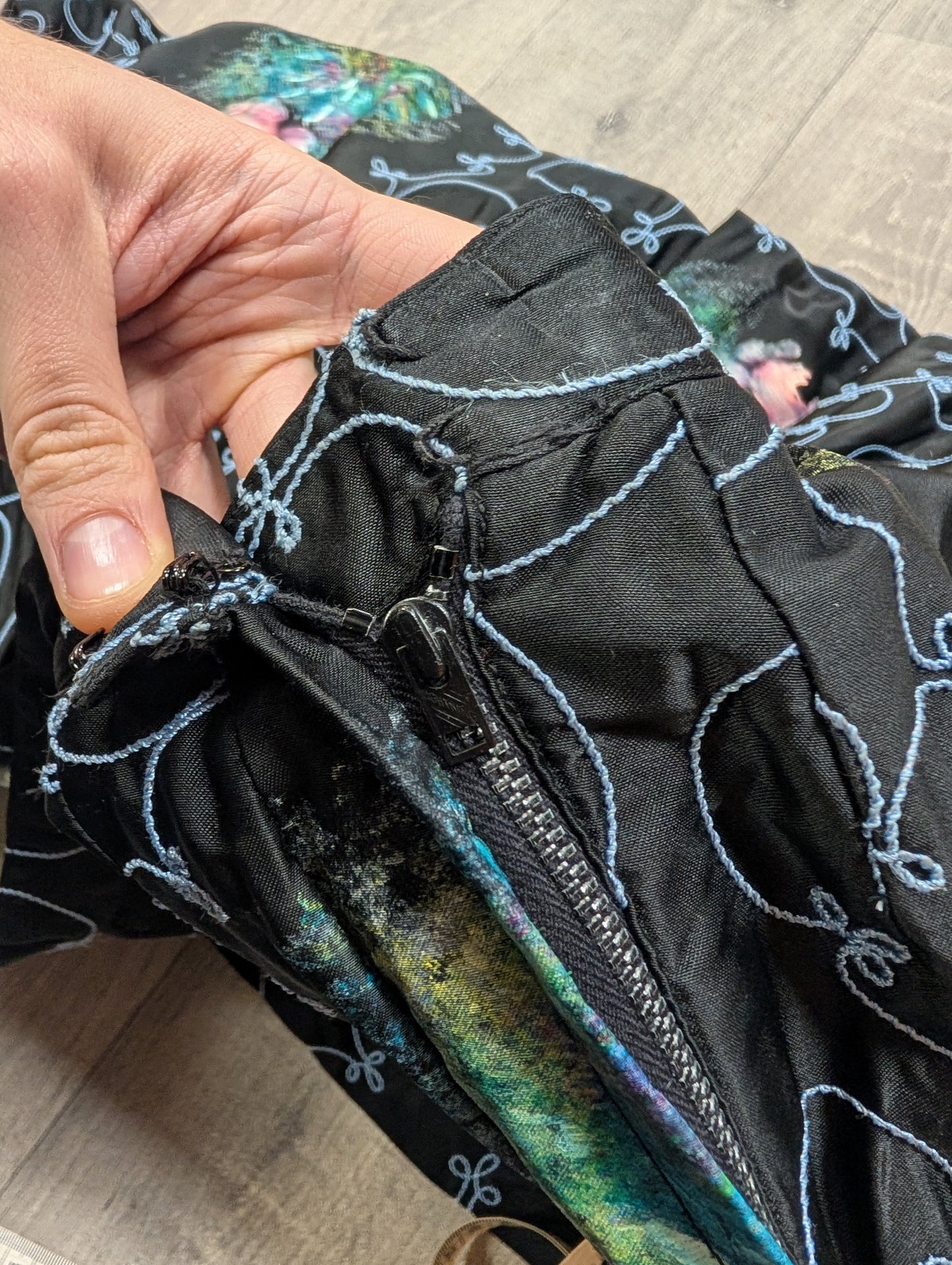 1950s embroidered and hand painted skirt - 25" waist