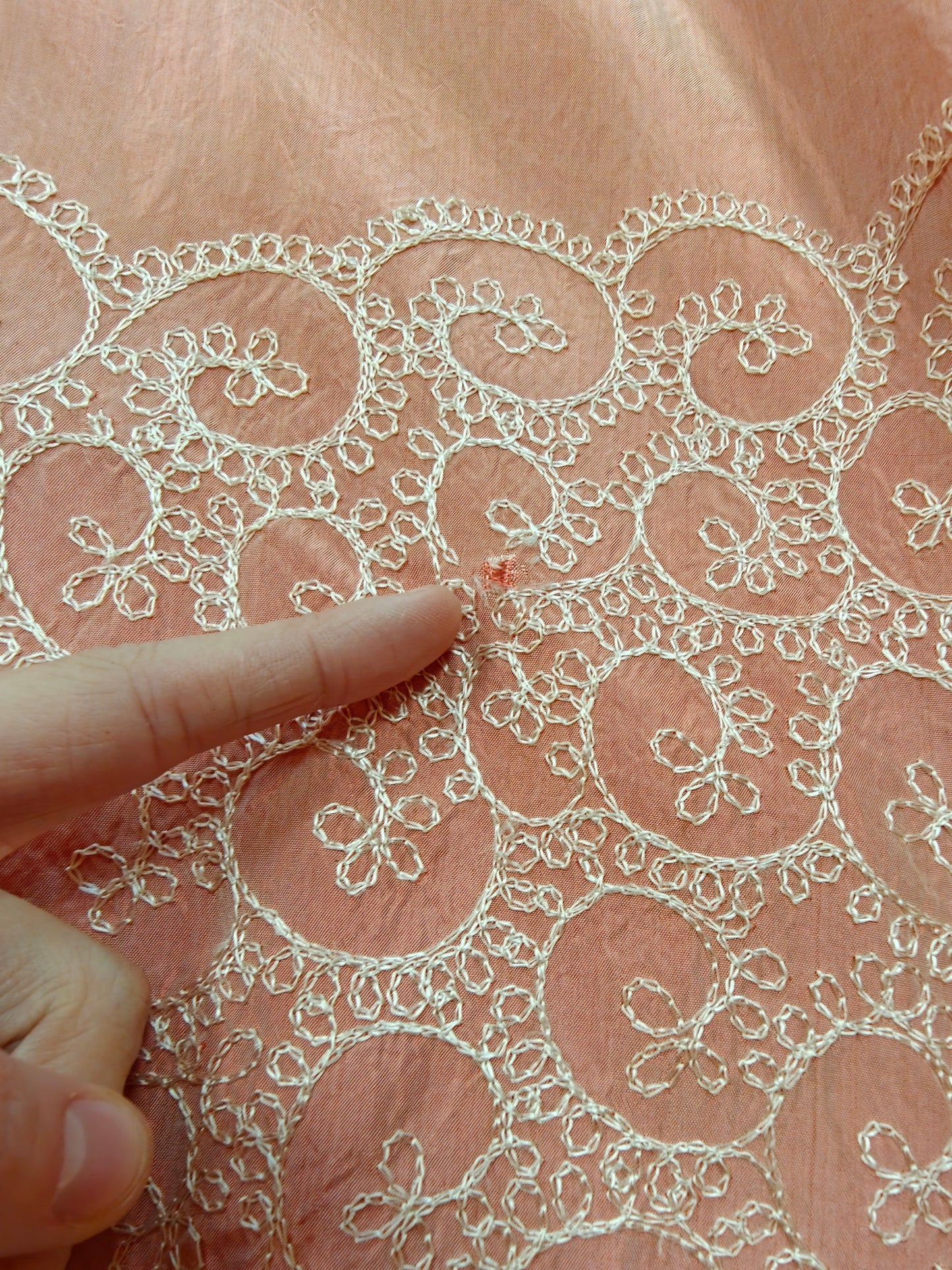 Gorgeous 1940s pink embroidered taffeta dressing gown/robe - L