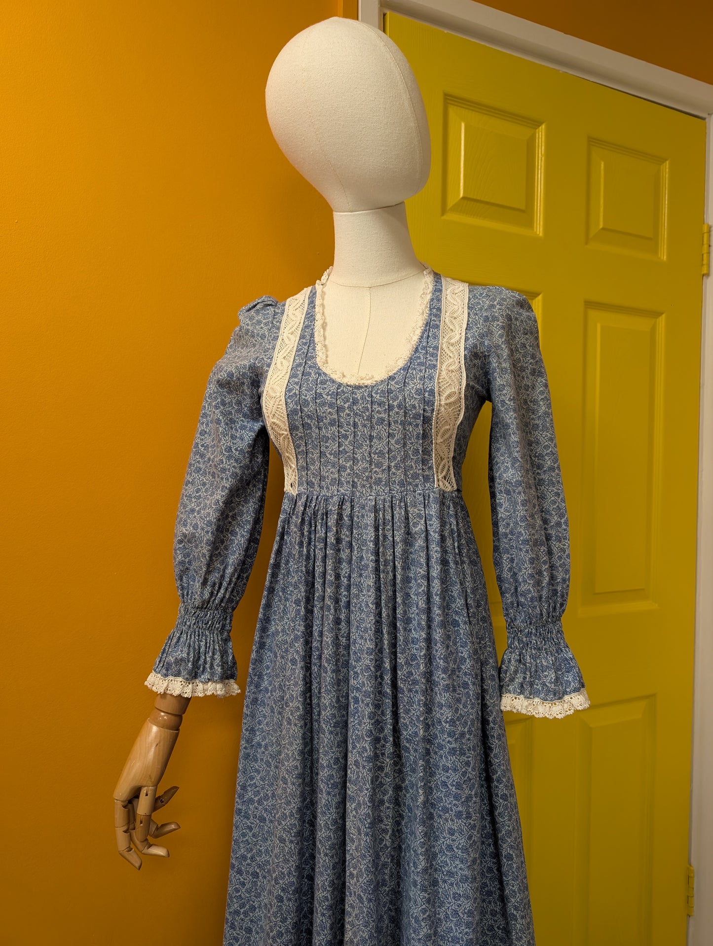 Gorgeous 1970s Laura Ashley made in Wales cotton maxi dress - XS/6/8