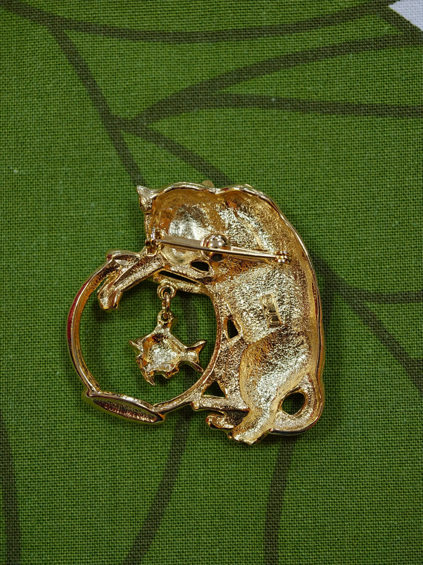 JJ Jonette Jewelry cat in fish bowl gold brooch