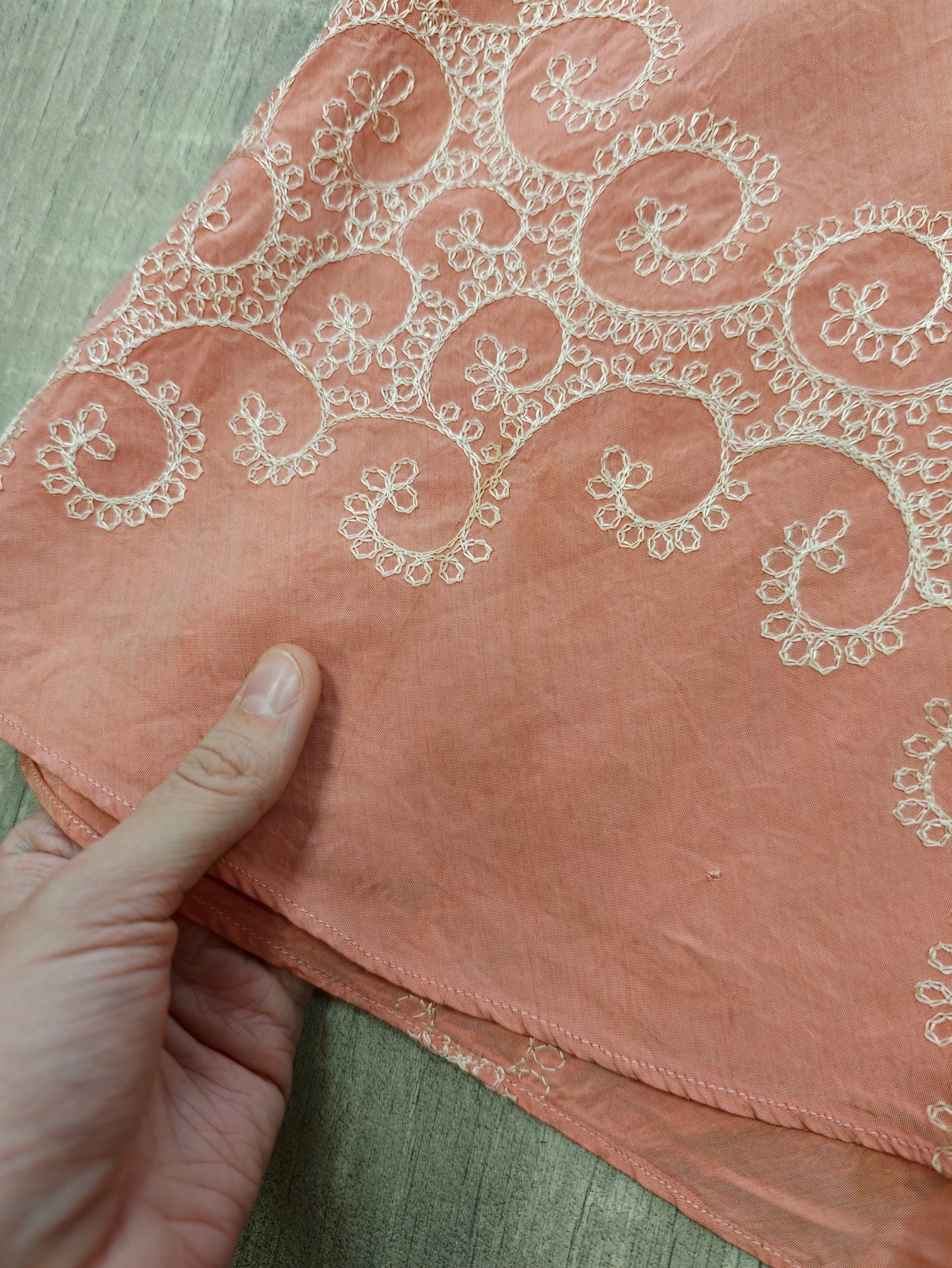 Gorgeous 1940s pink embroidered taffeta dressing gown/robe - L