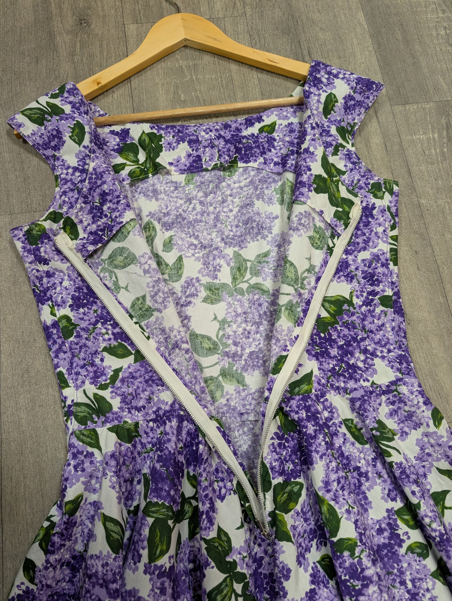1950s purple floral cotton dress - 37"B 29"W