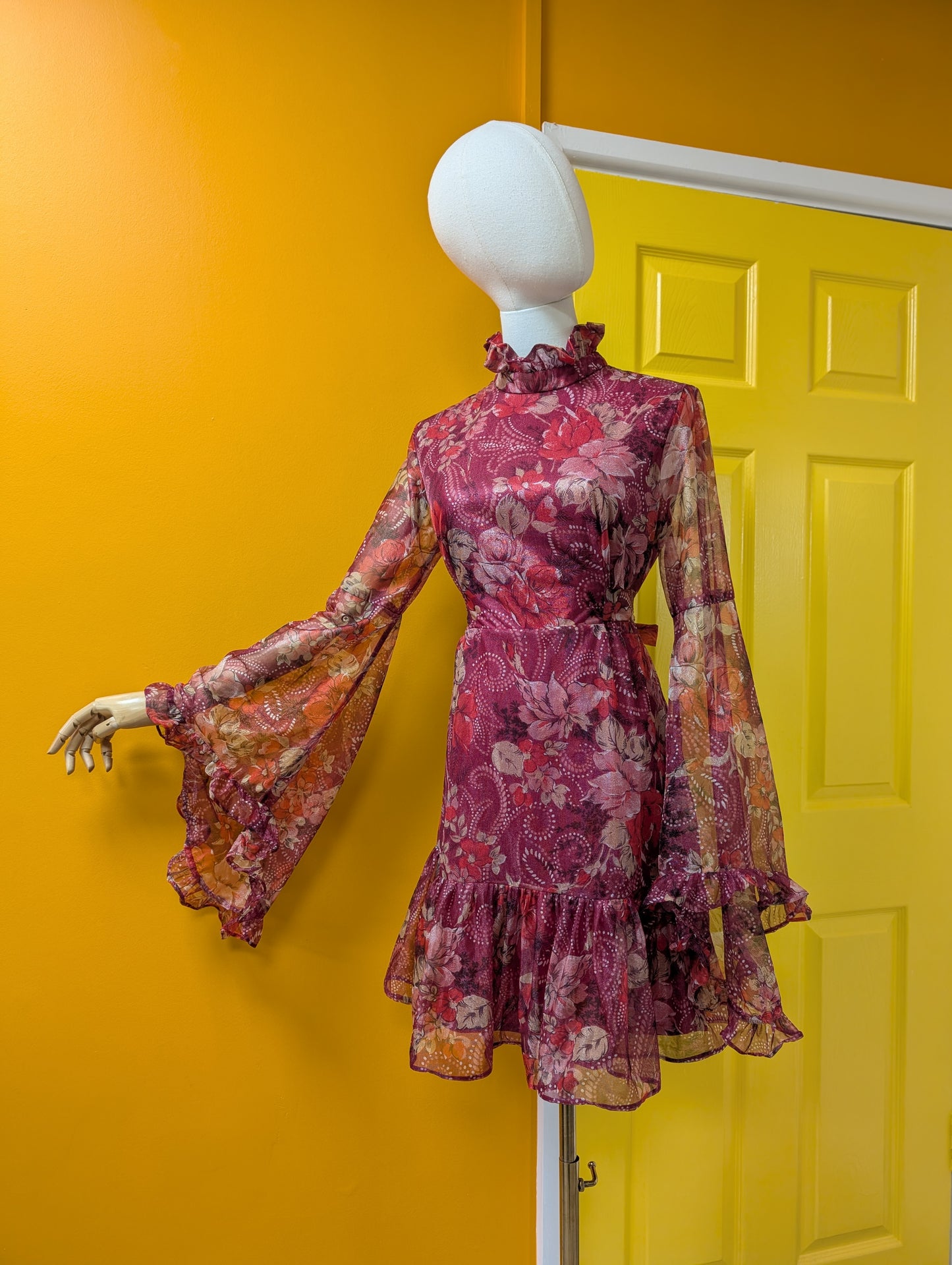 Gorgeous 1970s dress with fabulous sleeves - S/8