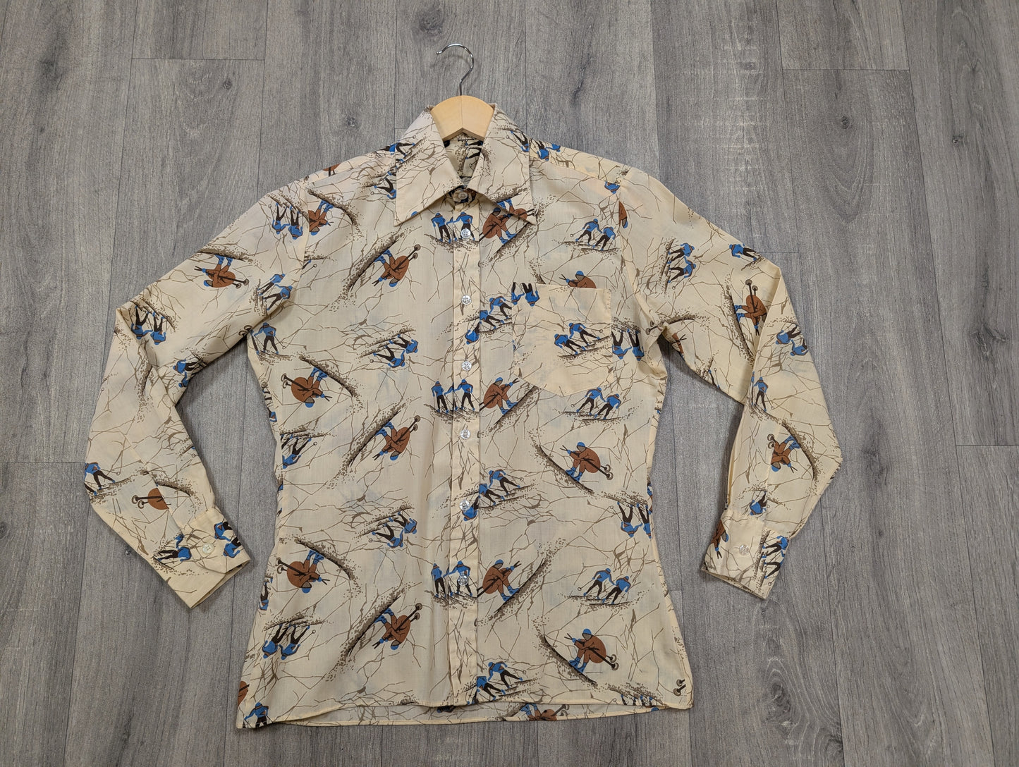 1970s novelty skiing print dagger collar shirt