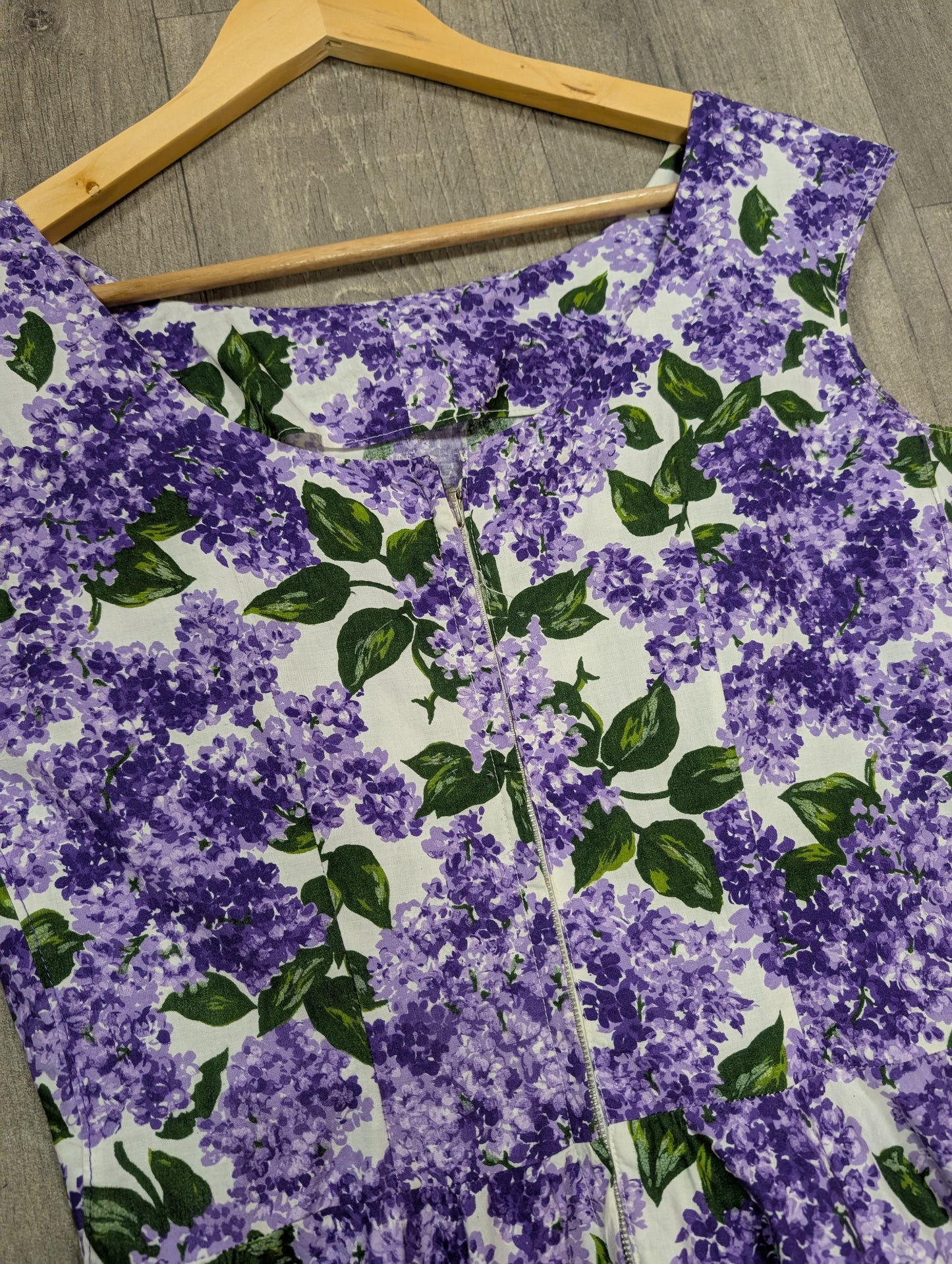 1950s purple floral cotton dress - 37"B 29"W