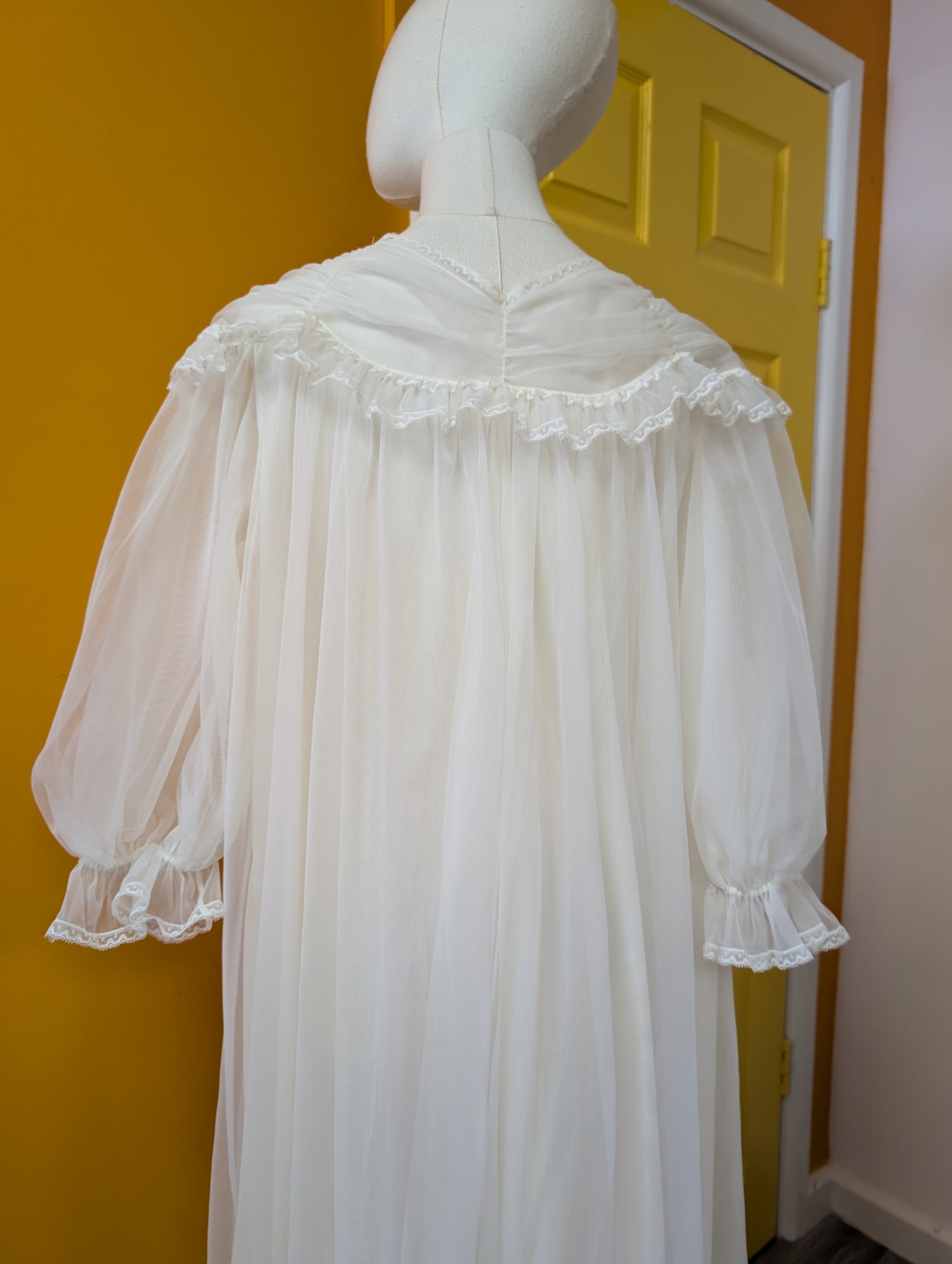 1960s Kayser Bondor flouncy negligee/dressing gown