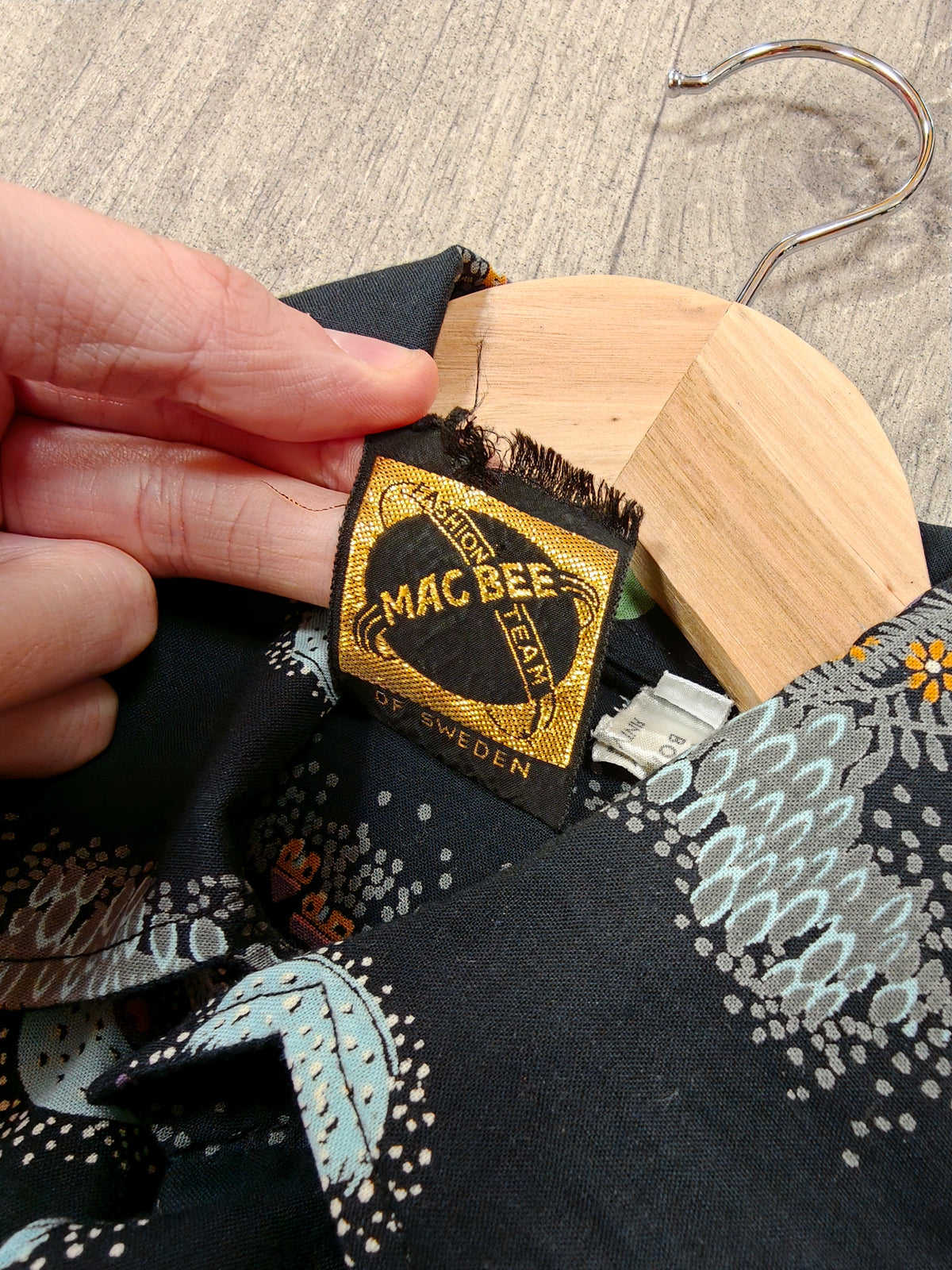 1970s Mac Bee of Sweden novelty print dagger collar shirt
