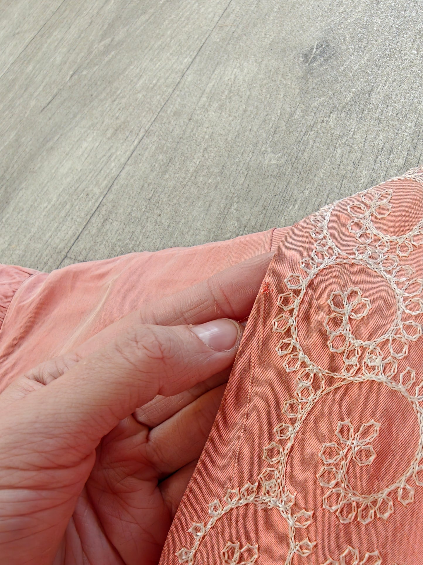 Gorgeous 1940s pink embroidered taffeta dressing gown/robe - L