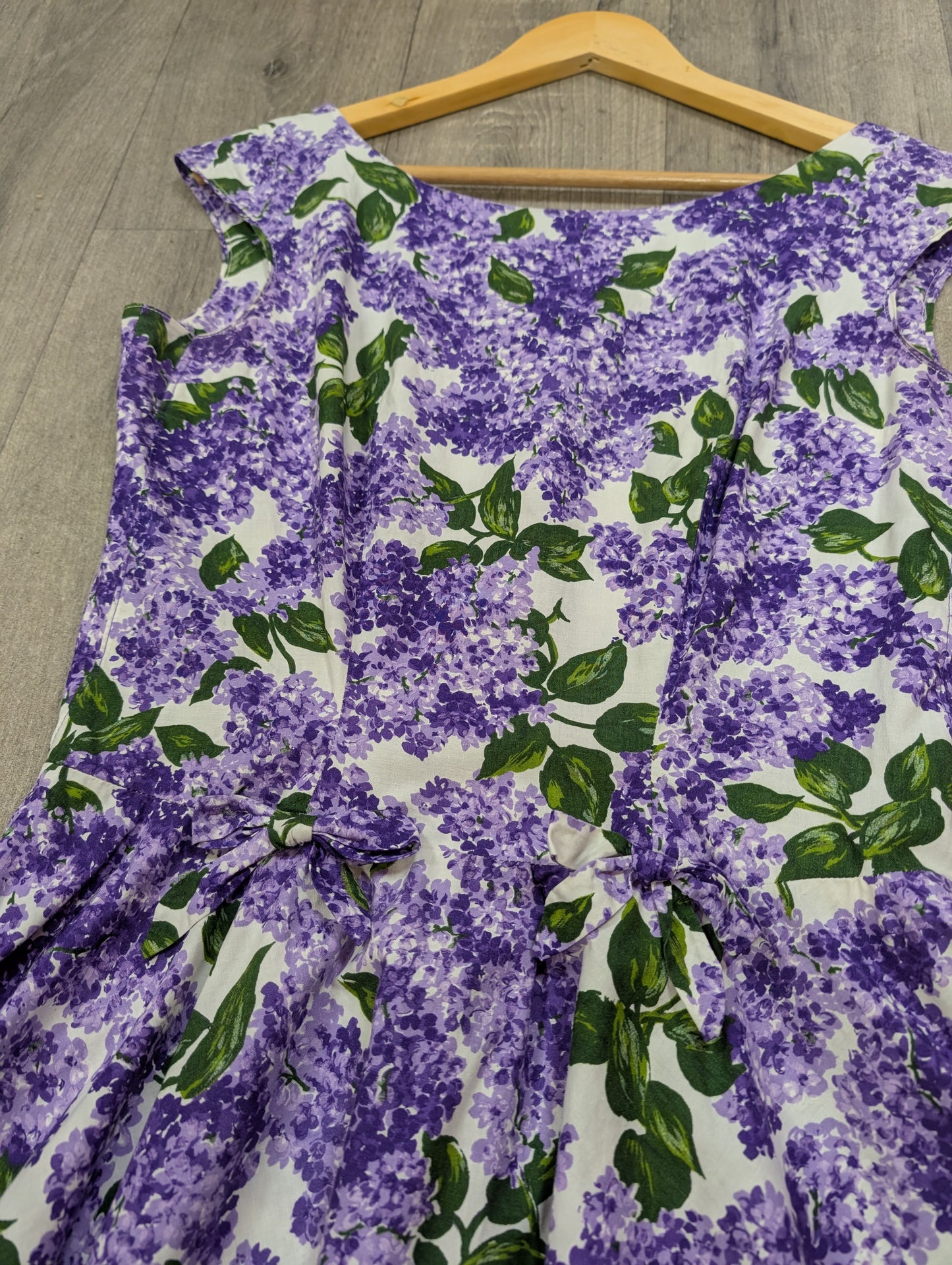 1950s purple floral cotton dress - 37"B 29"W