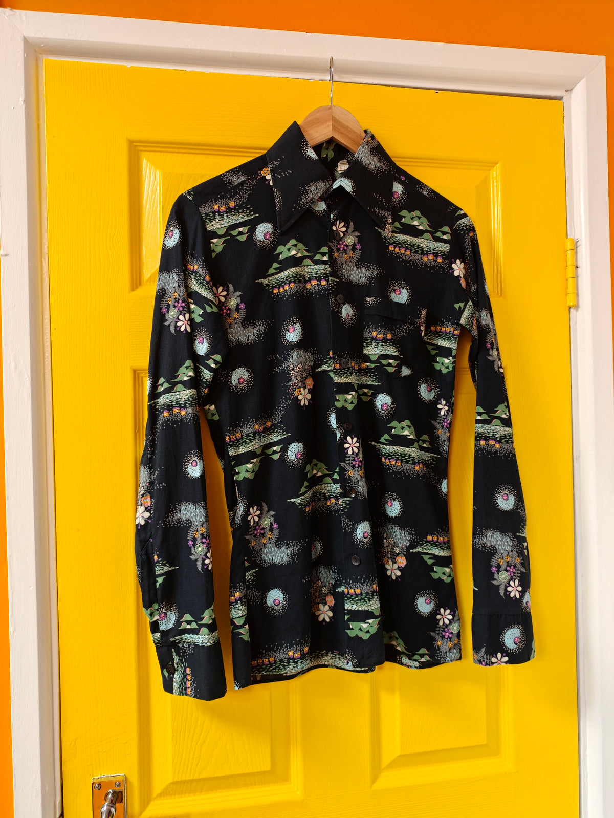 1970s Mac Bee of Sweden novelty print dagger collar shirt