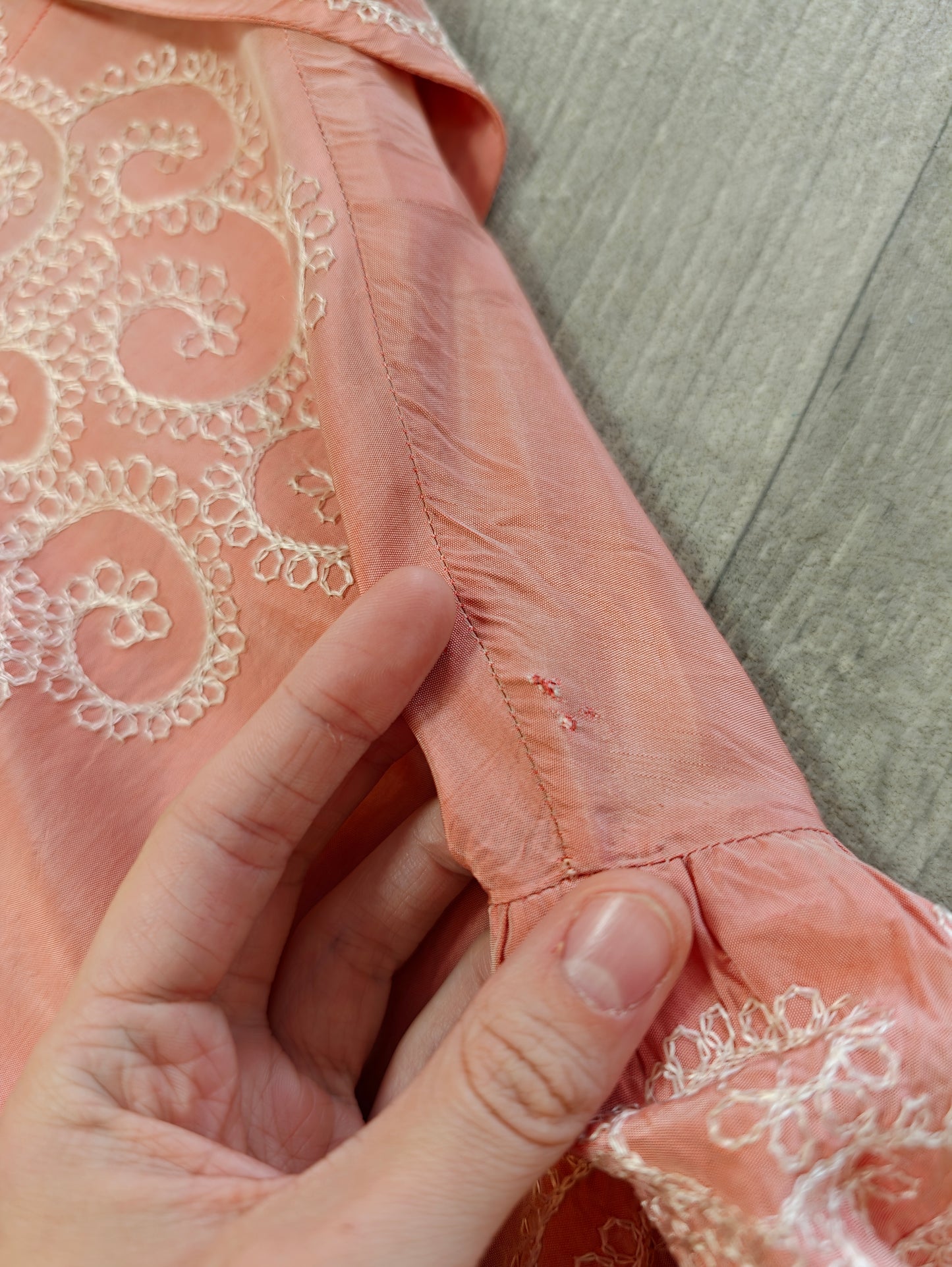 Gorgeous 1940s pink embroidered taffeta dressing gown/robe - L