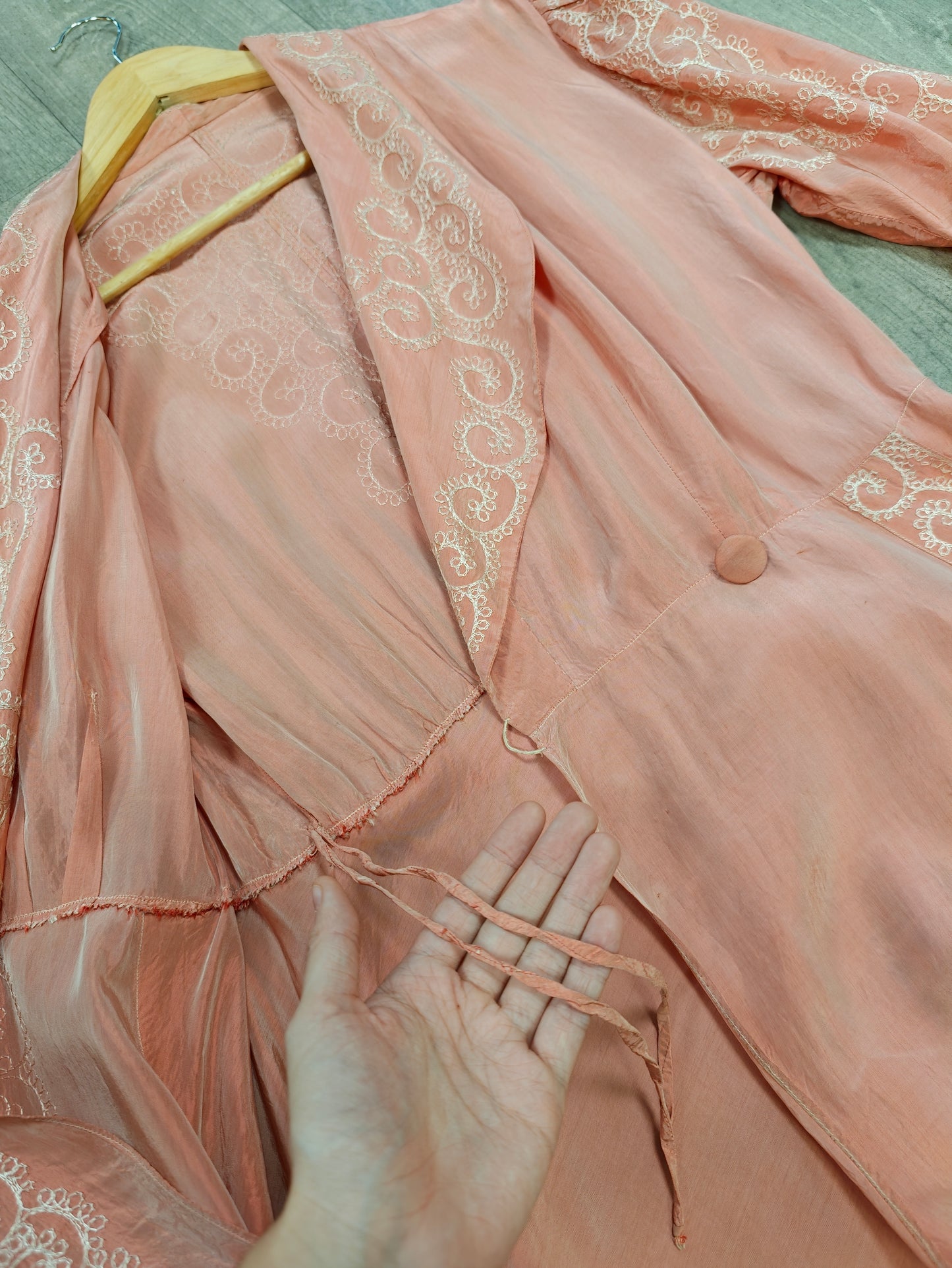Gorgeous 1940s pink embroidered taffeta dressing gown/robe - L