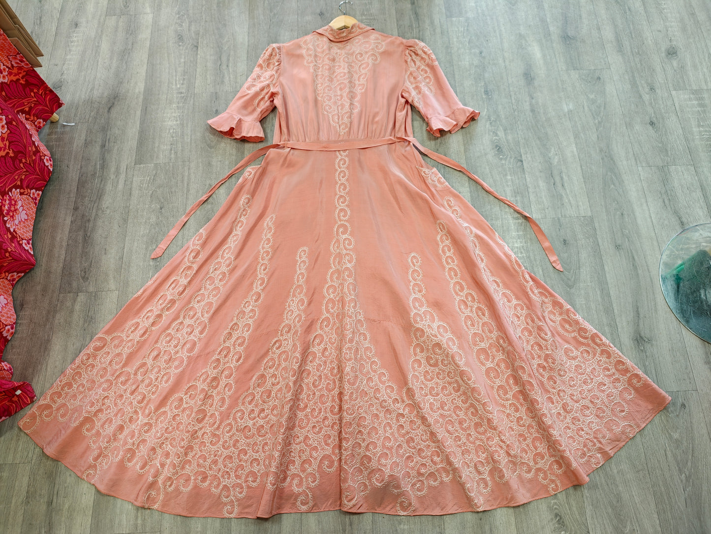 Gorgeous 1940s pink embroidered taffeta dressing gown/robe - L