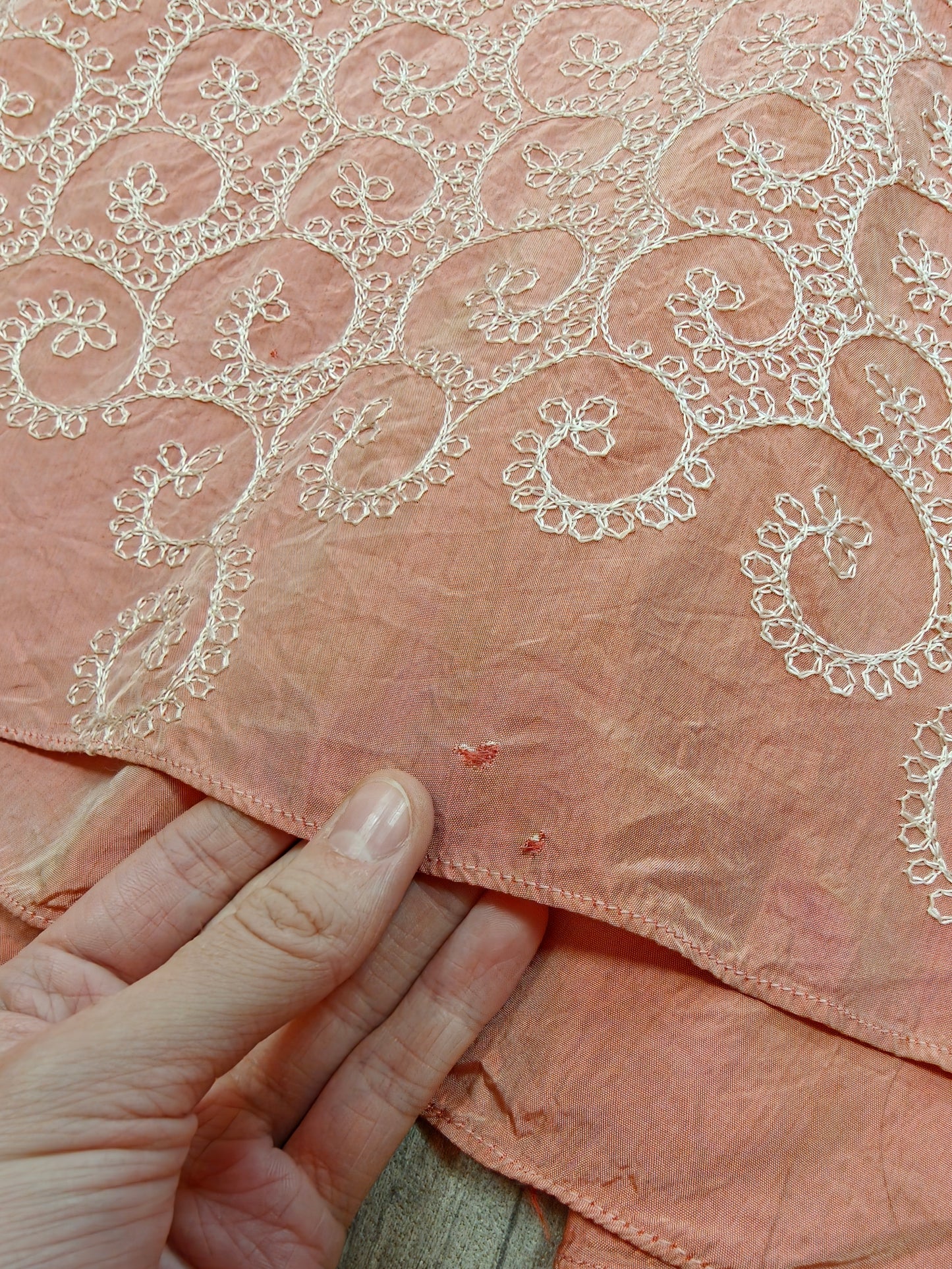 Gorgeous 1940s pink embroidered taffeta dressing gown/robe - L
