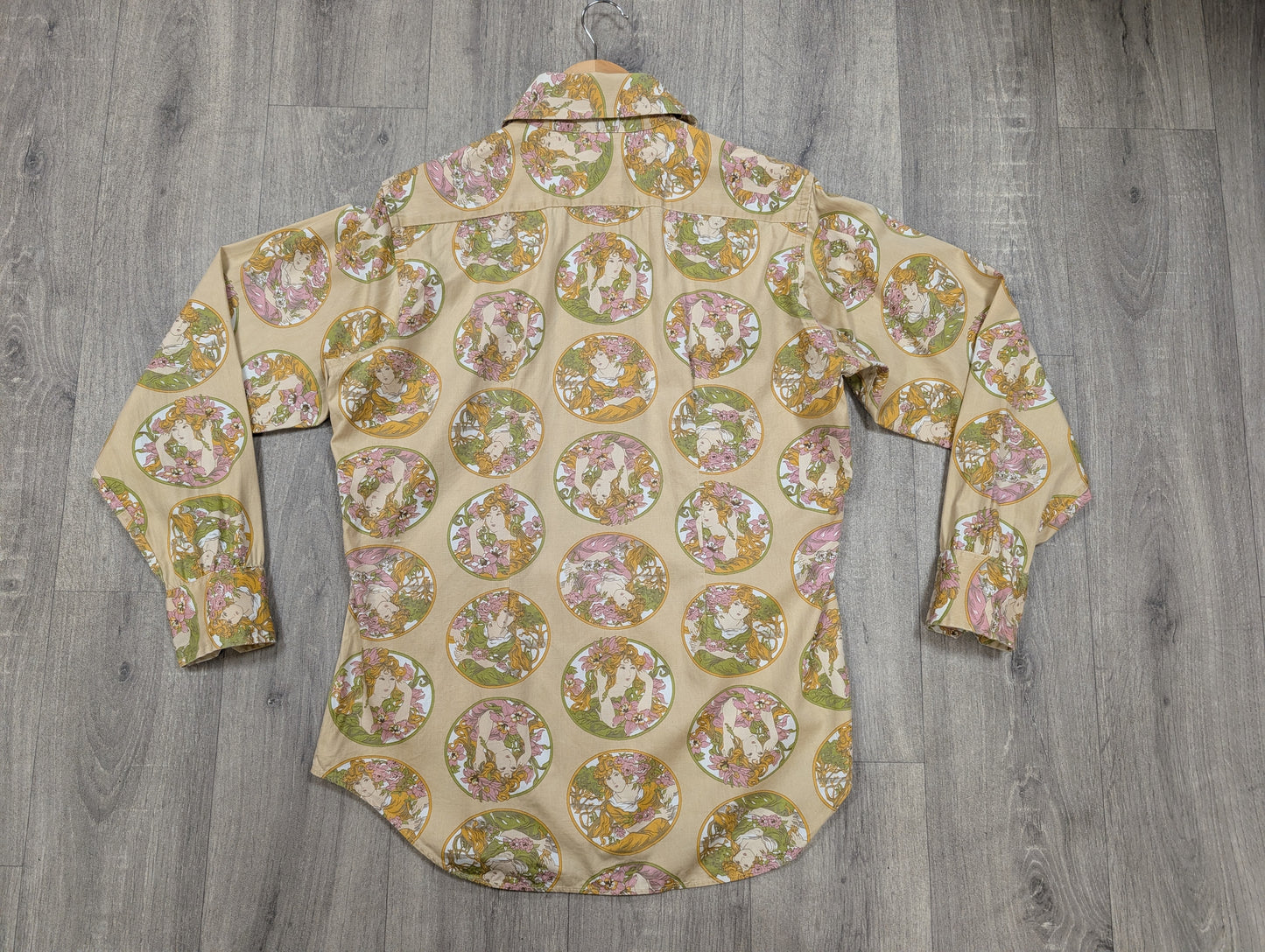 1970s Alphonse Mucha Art Nouveau novelty print dagger collar shirt