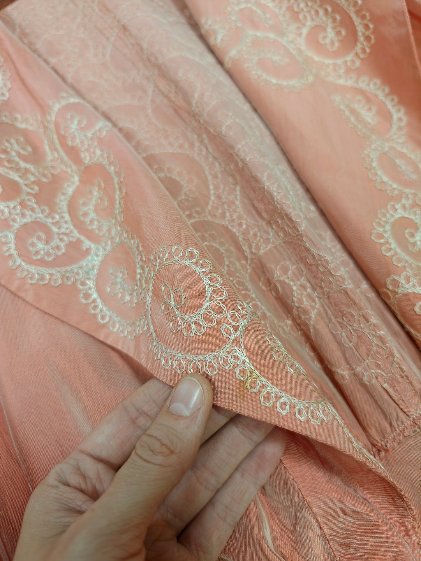 Gorgeous 1940s pink embroidered taffeta dressing gown/robe - L