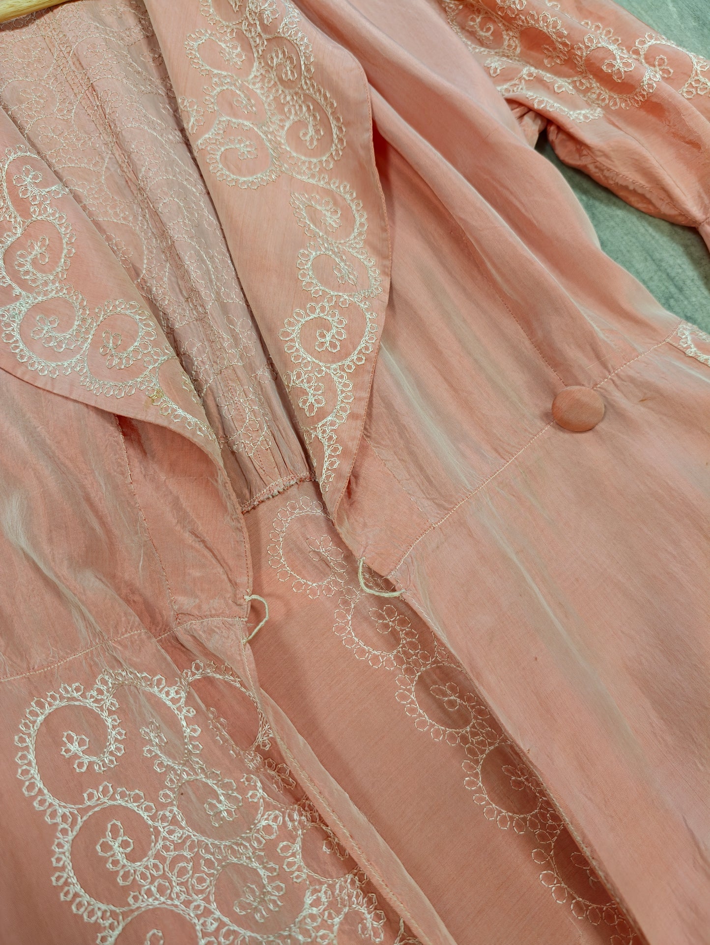 Gorgeous 1940s pink embroidered taffeta dressing gown/robe - L
