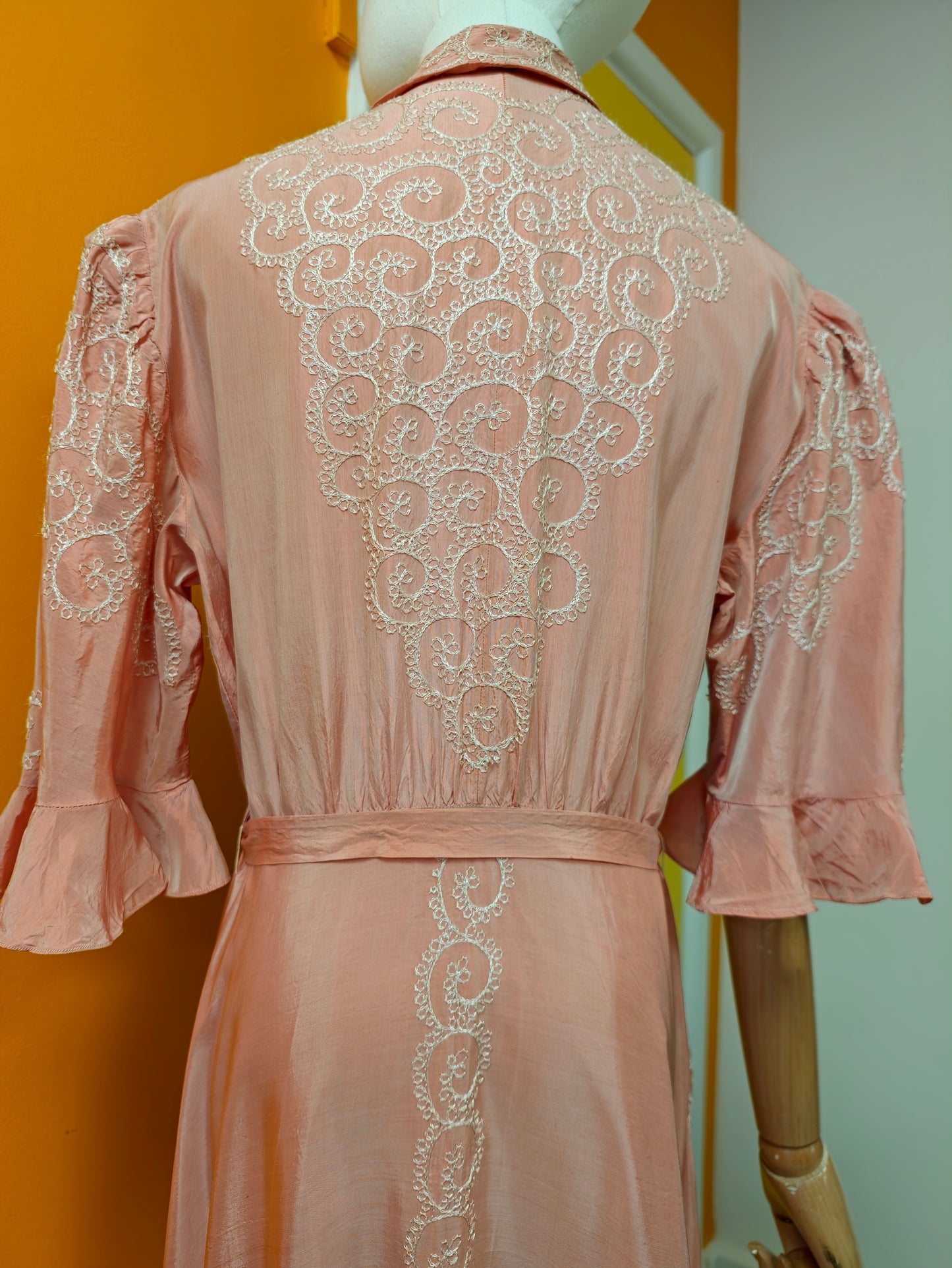Gorgeous 1940s pink embroidered taffeta dressing gown/robe - L