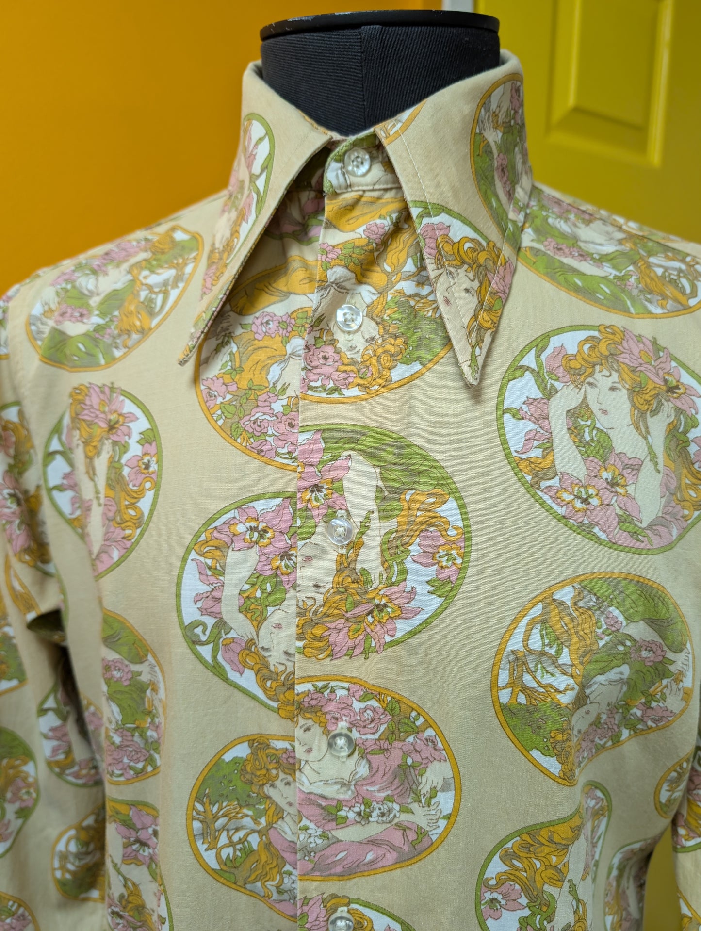 1970s Alphonse Mucha Art Nouveau novelty print dagger collar shirt