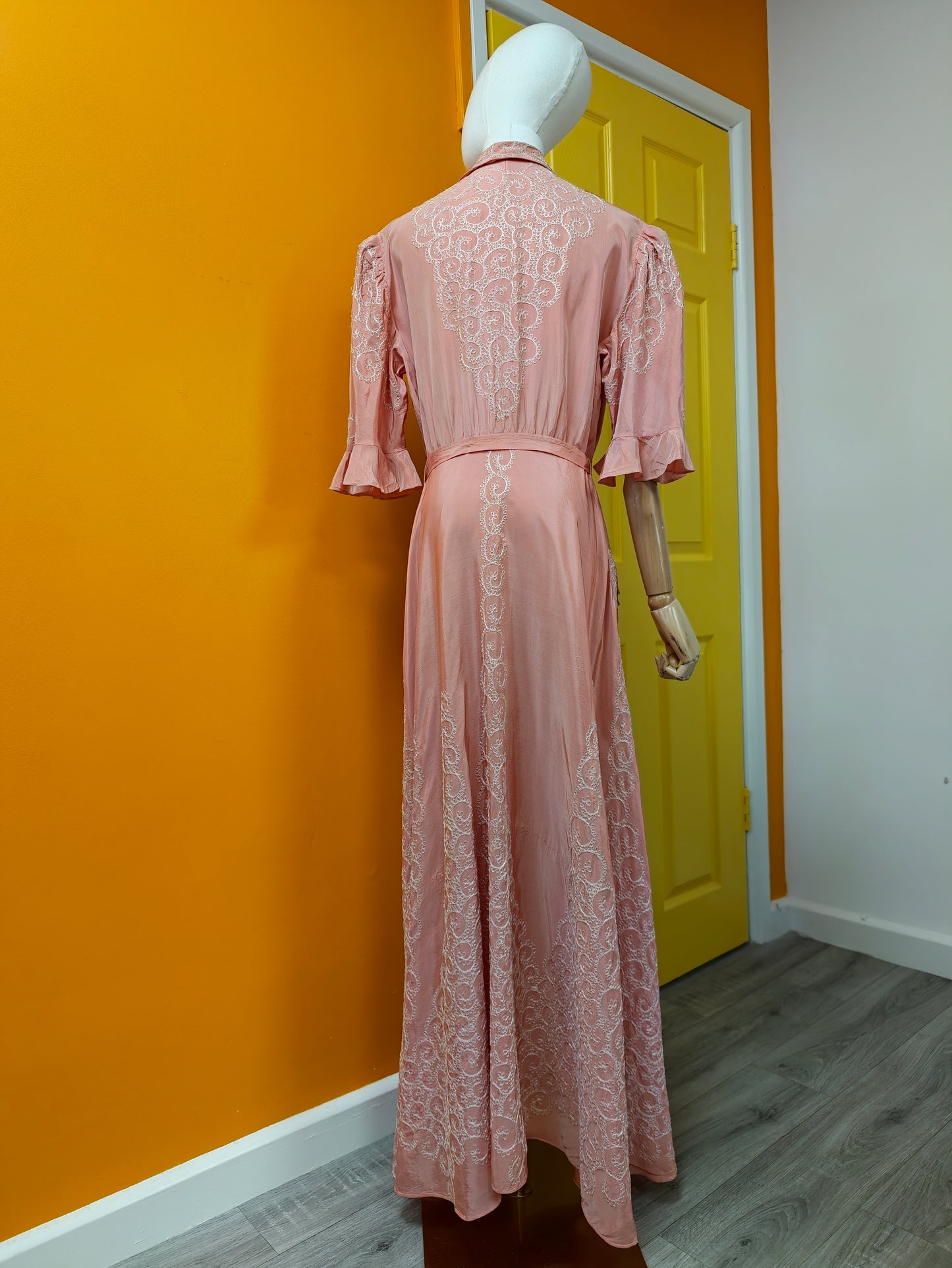 Gorgeous 1940s pink embroidered taffeta dressing gown/robe - L