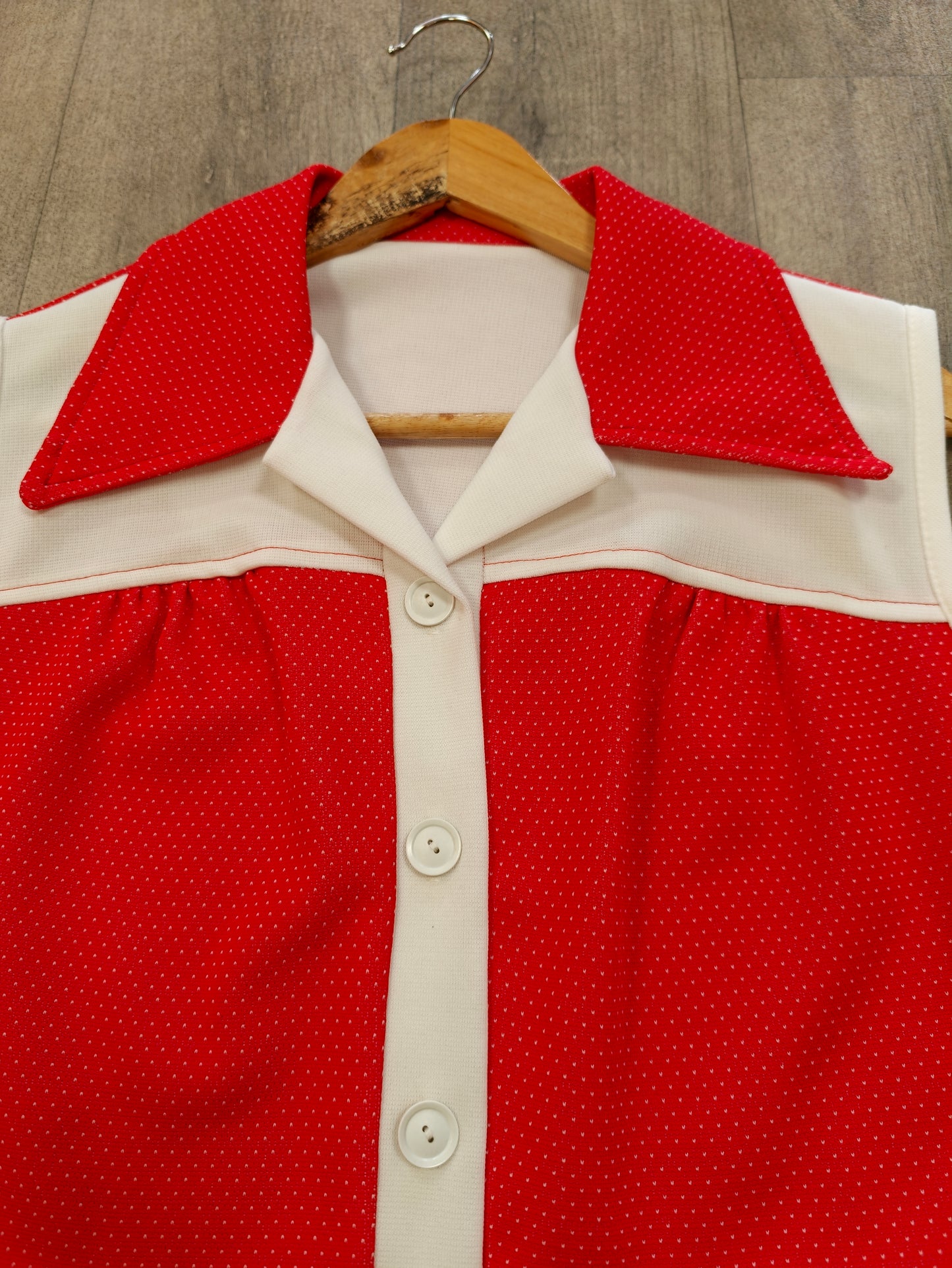 1970s red & white spotty top - M