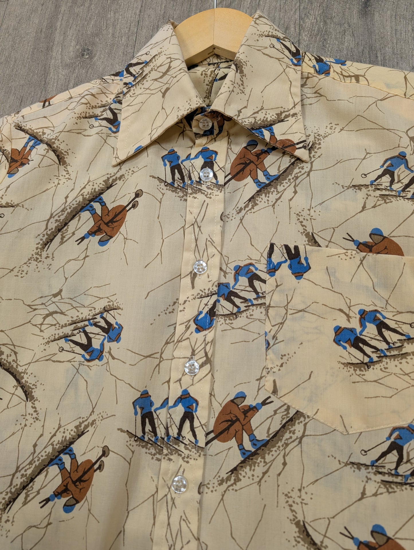 1970s novelty skiing print dagger collar shirt