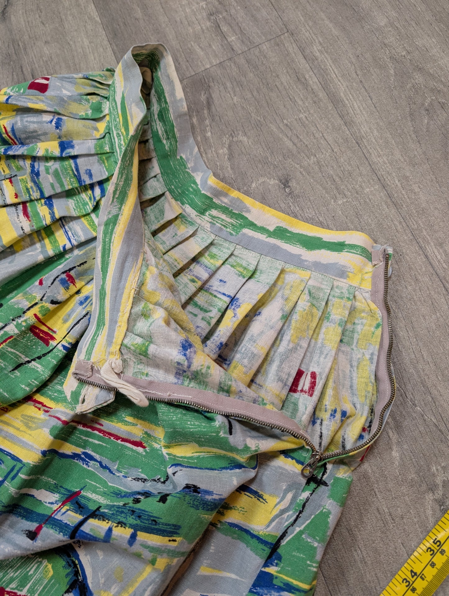 Gorgeous 1950s scenic novelty print cotton skirt - 26" waist