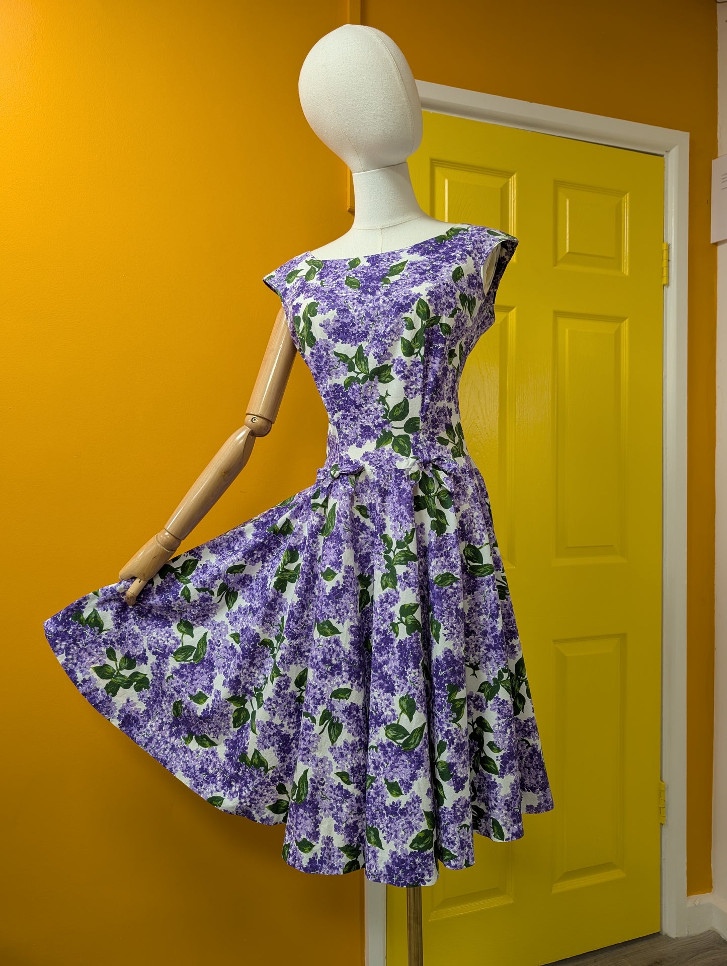 1950s purple floral cotton dress - 37"B 29"W