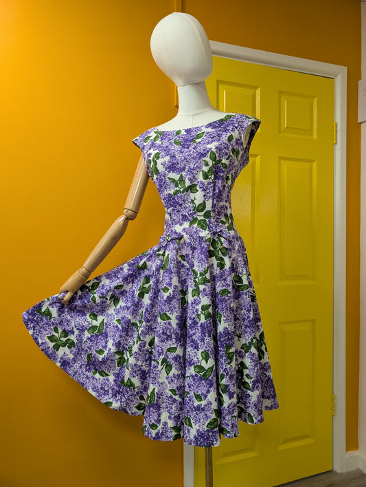 1950s purple floral cotton dress - 37"B 29"W