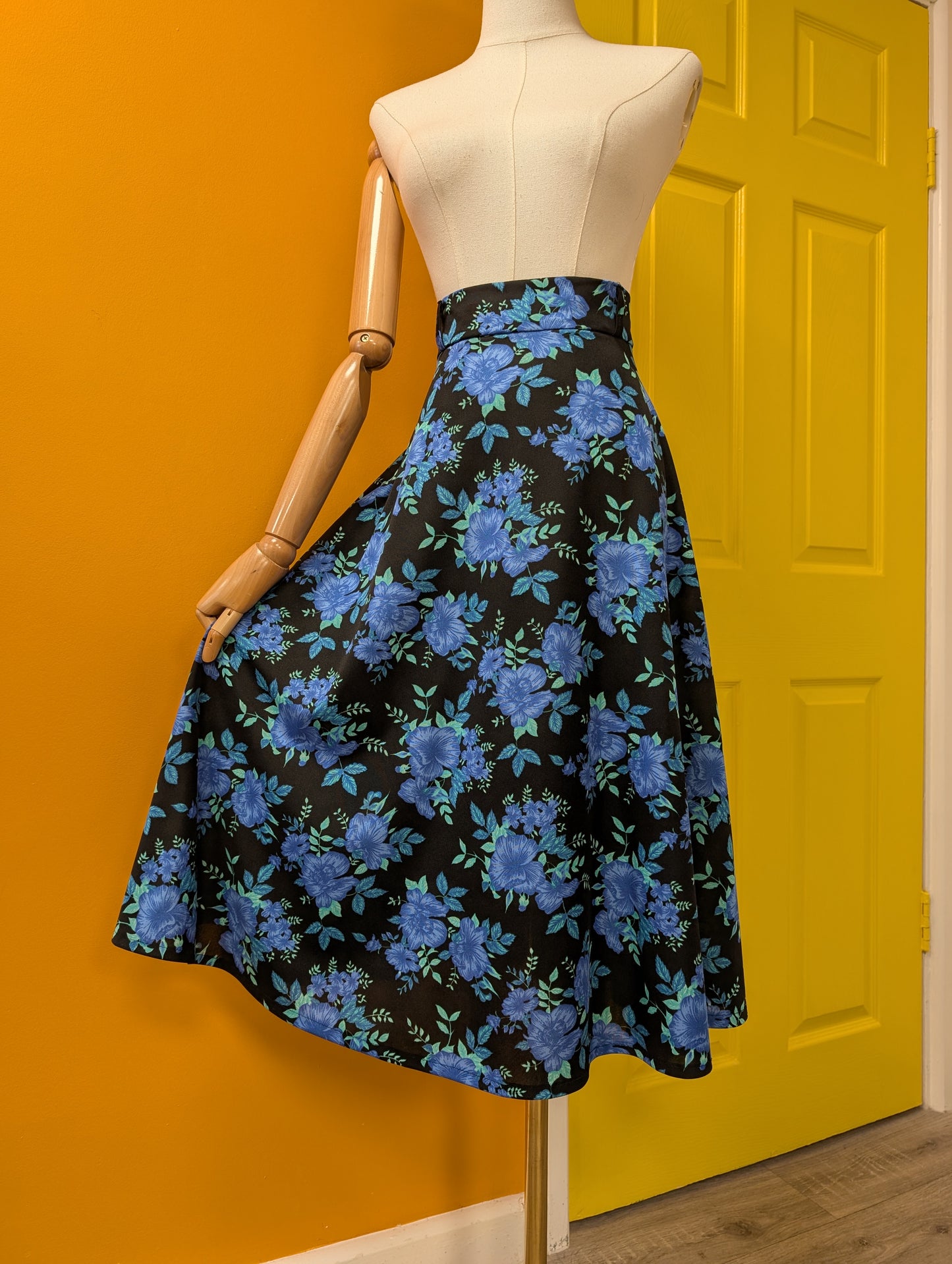 1970s C&A blue/black floral skirt - 27" waist