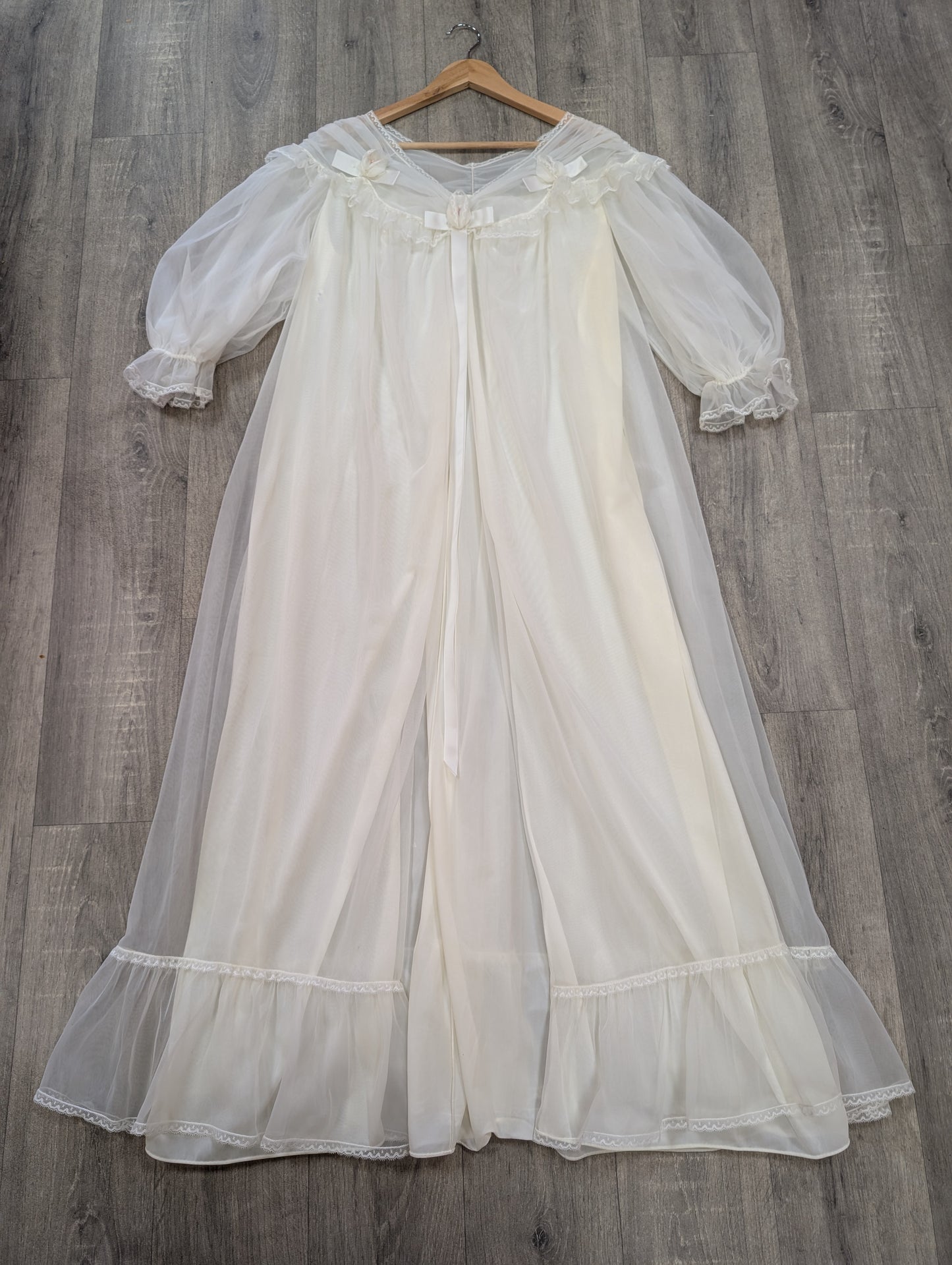 1960s Kayser Bondor flouncy negligee/dressing gown
