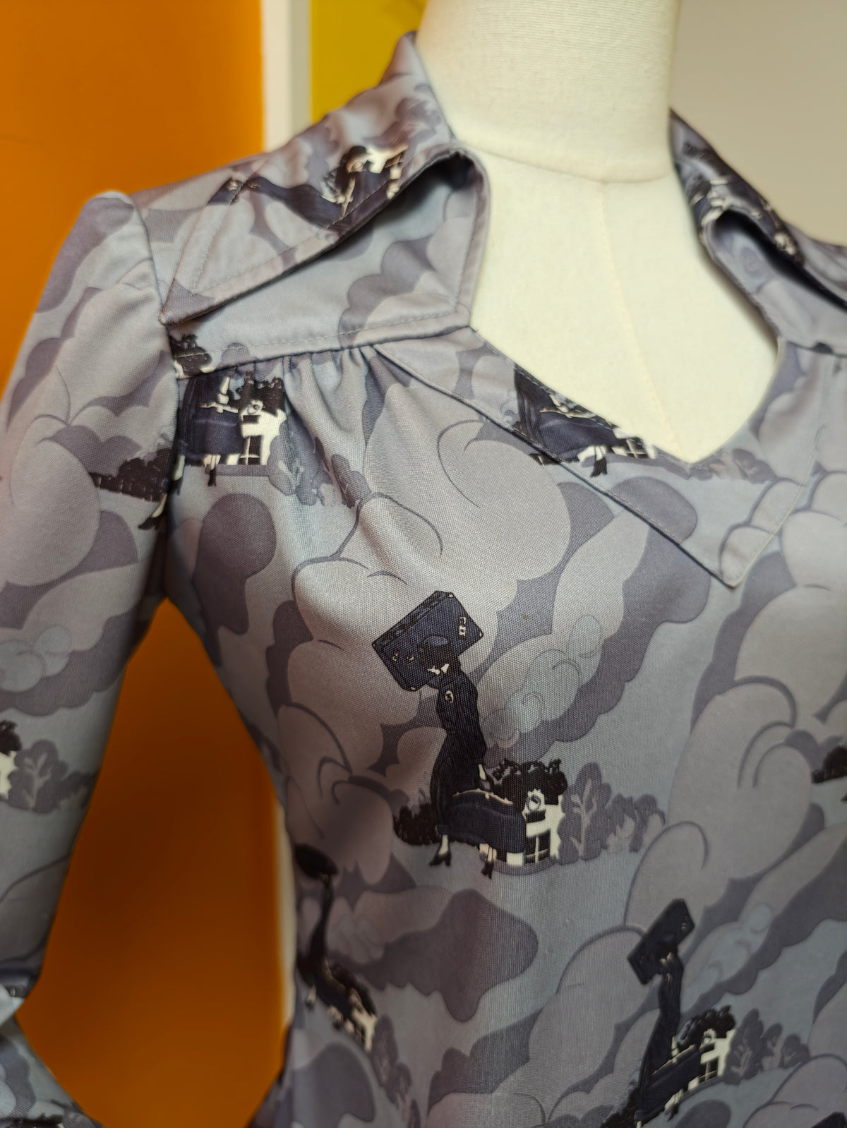 1970s novelty print grey top - S