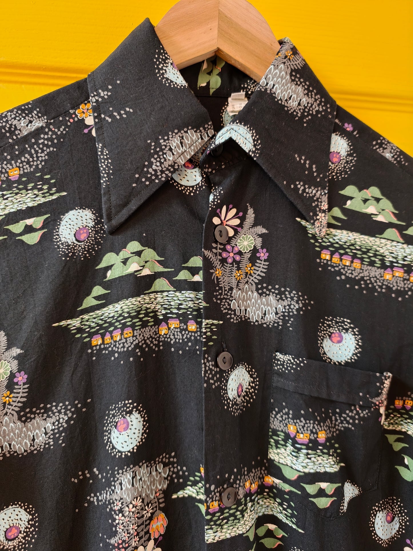 1970s Mac Bee of Sweden novelty print dagger collar shirt
