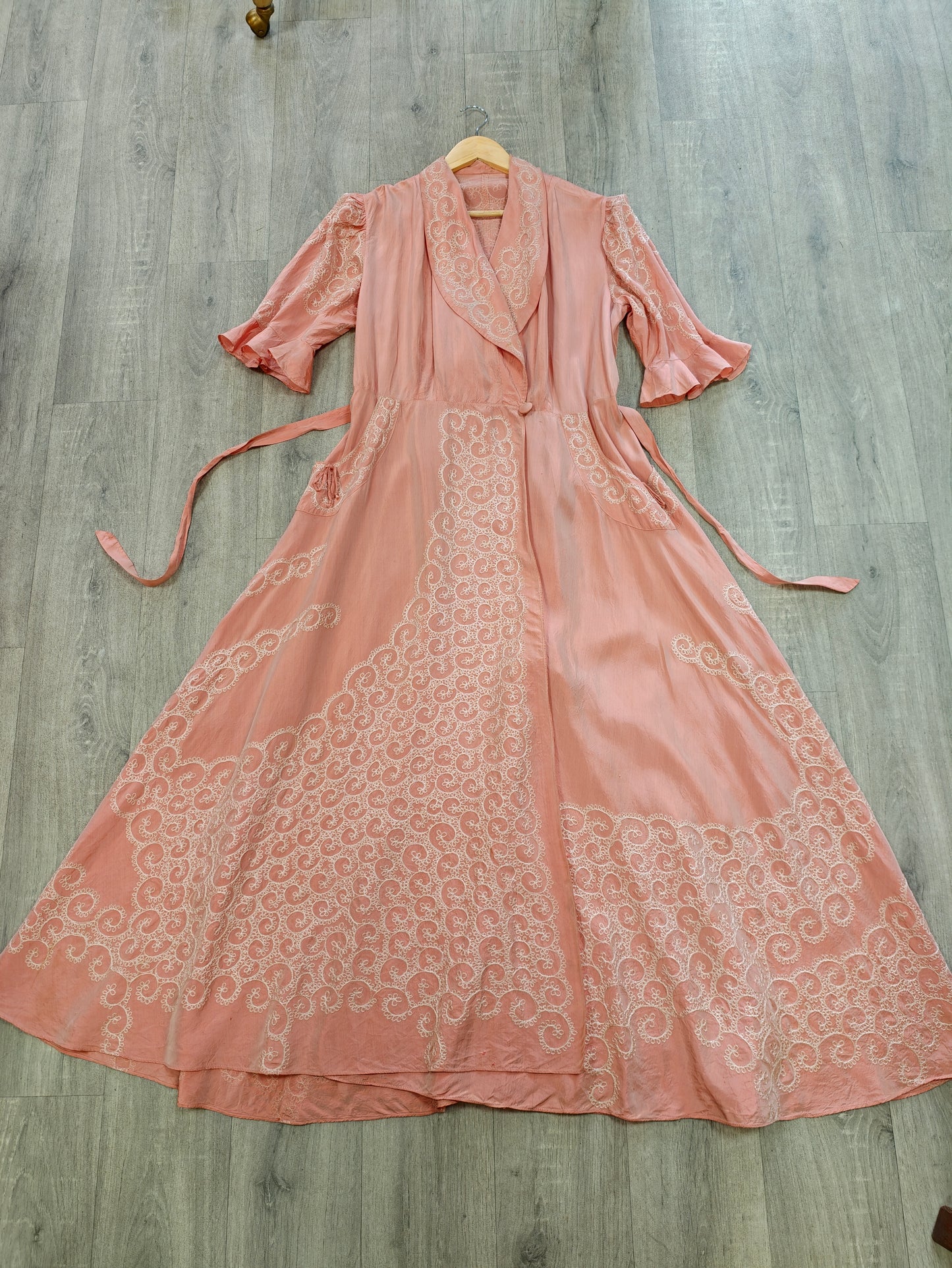 Gorgeous 1940s pink embroidered taffeta dressing gown/robe - L