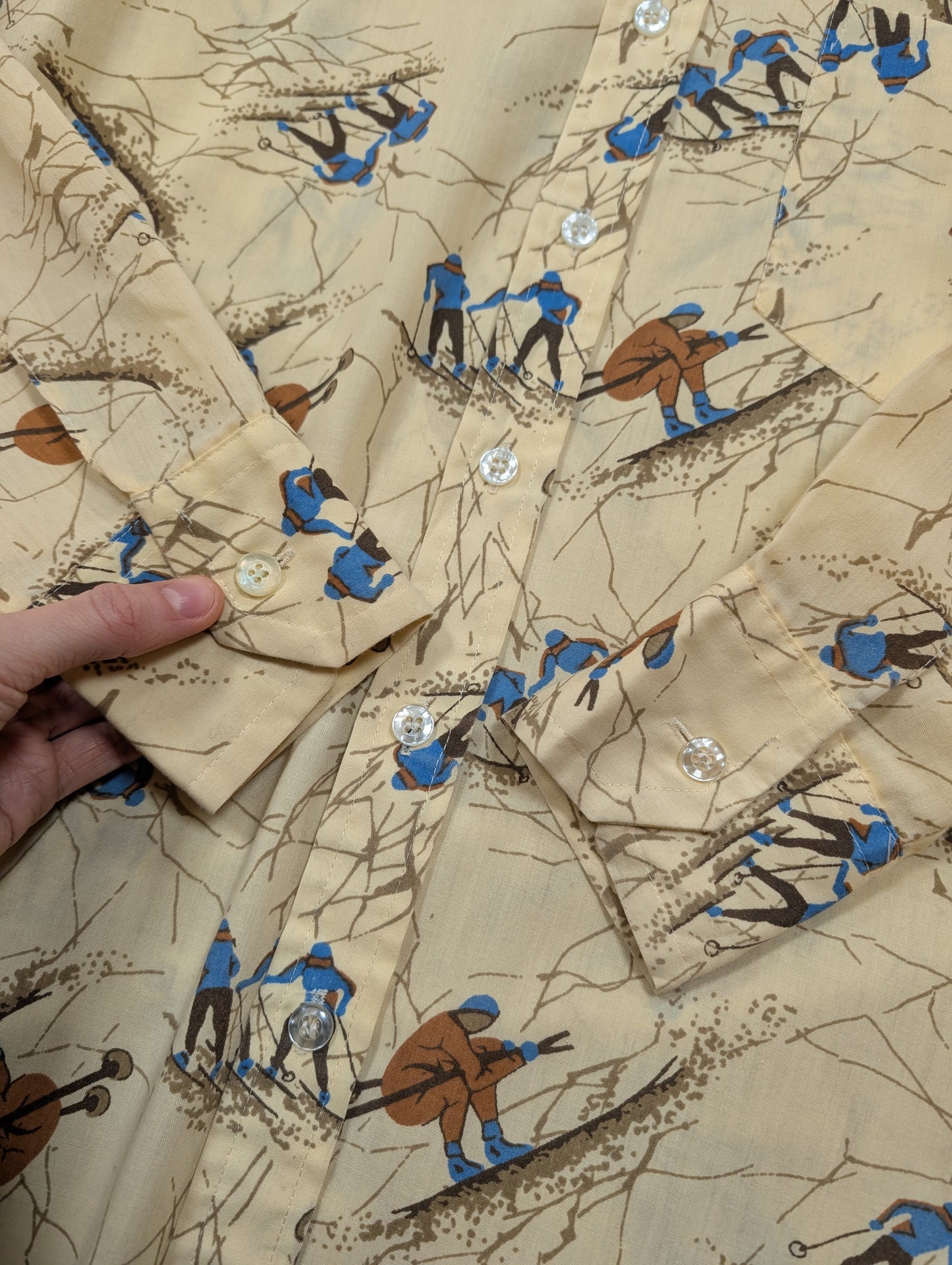 1970s novelty skiing print dagger collar shirt