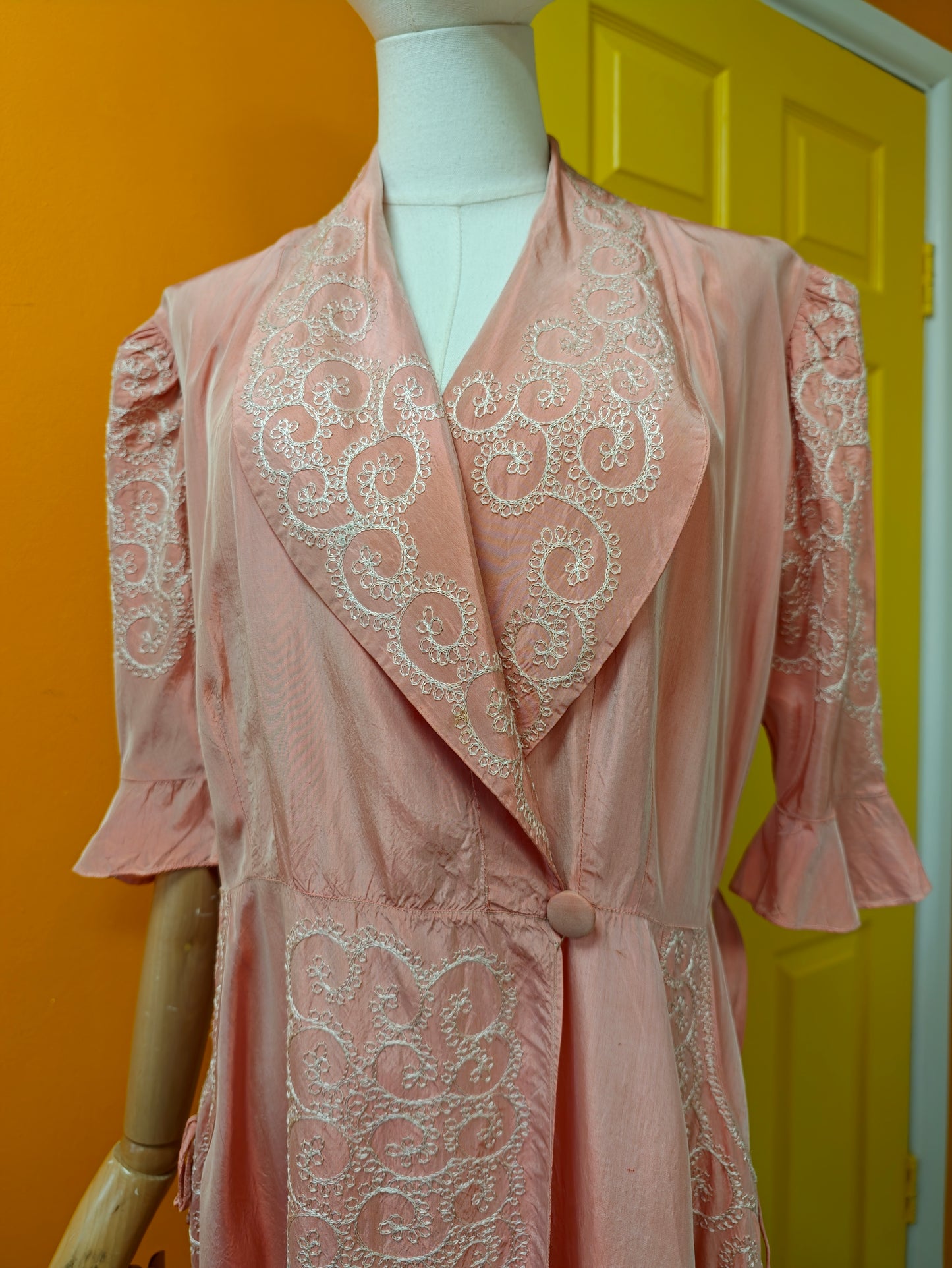 Gorgeous 1940s pink embroidered taffeta dressing gown/robe - L