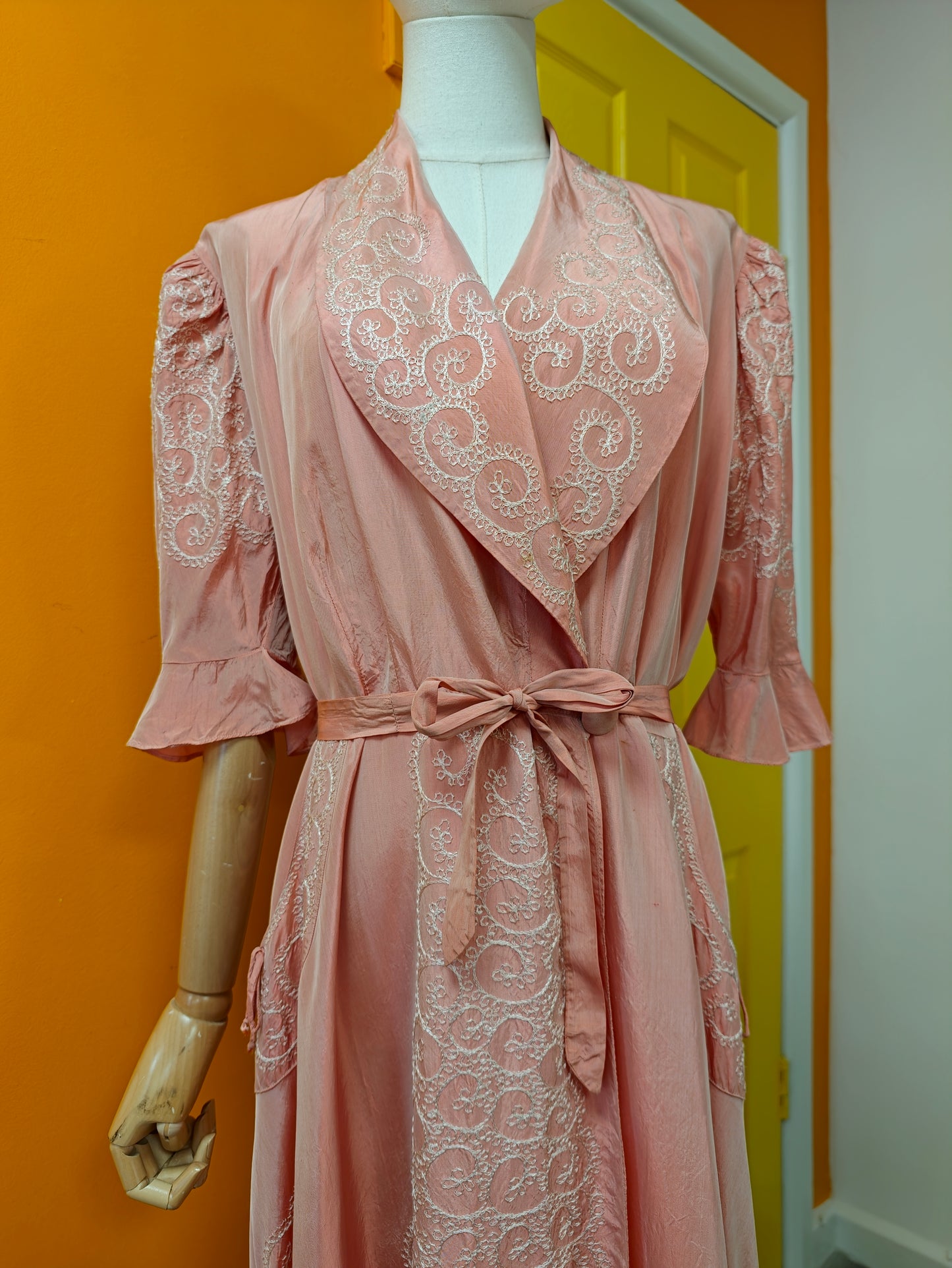 Gorgeous 1940s pink embroidered taffeta dressing gown/robe - L