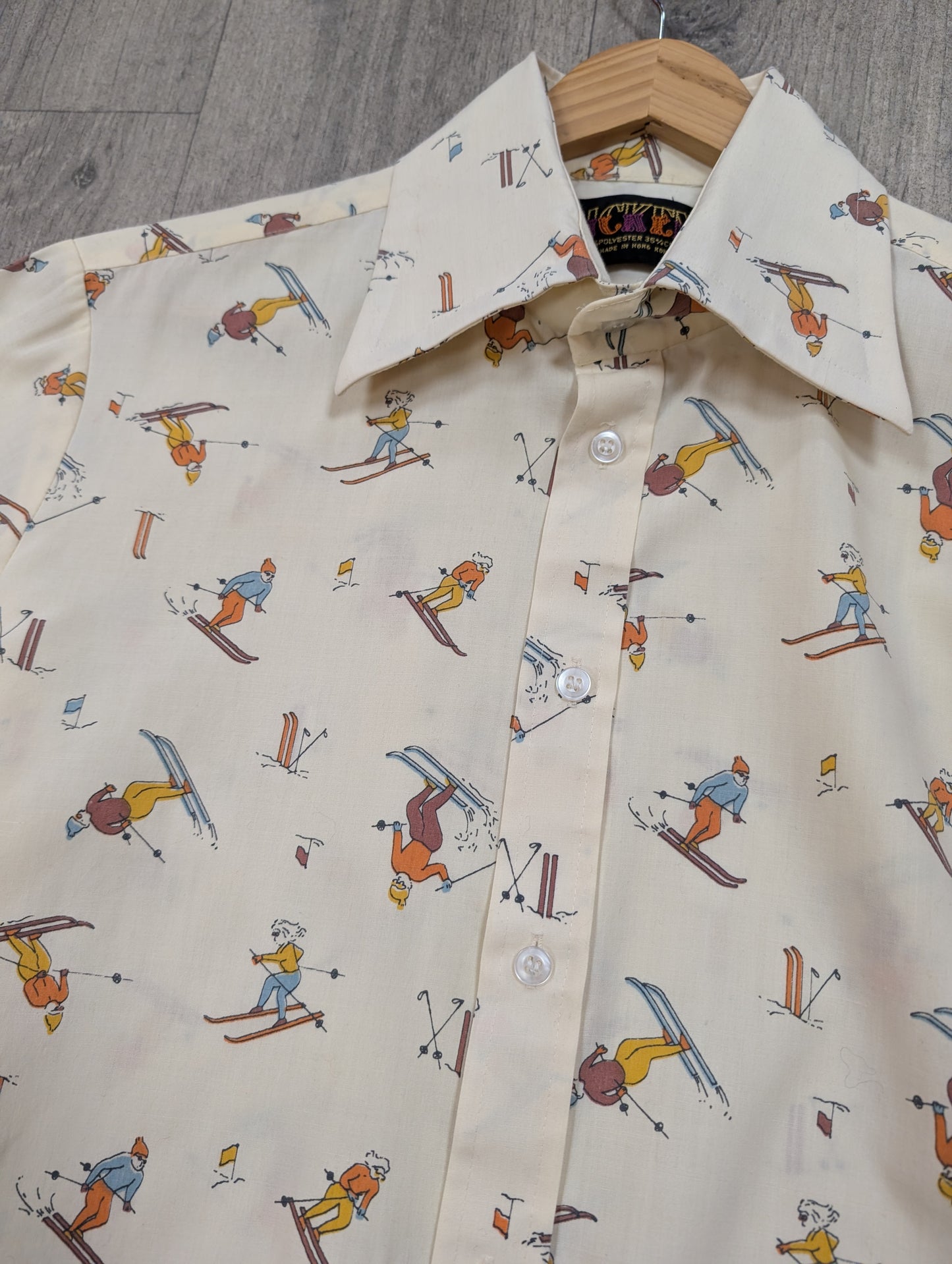 1970s Dickens novelty skiing print shirt