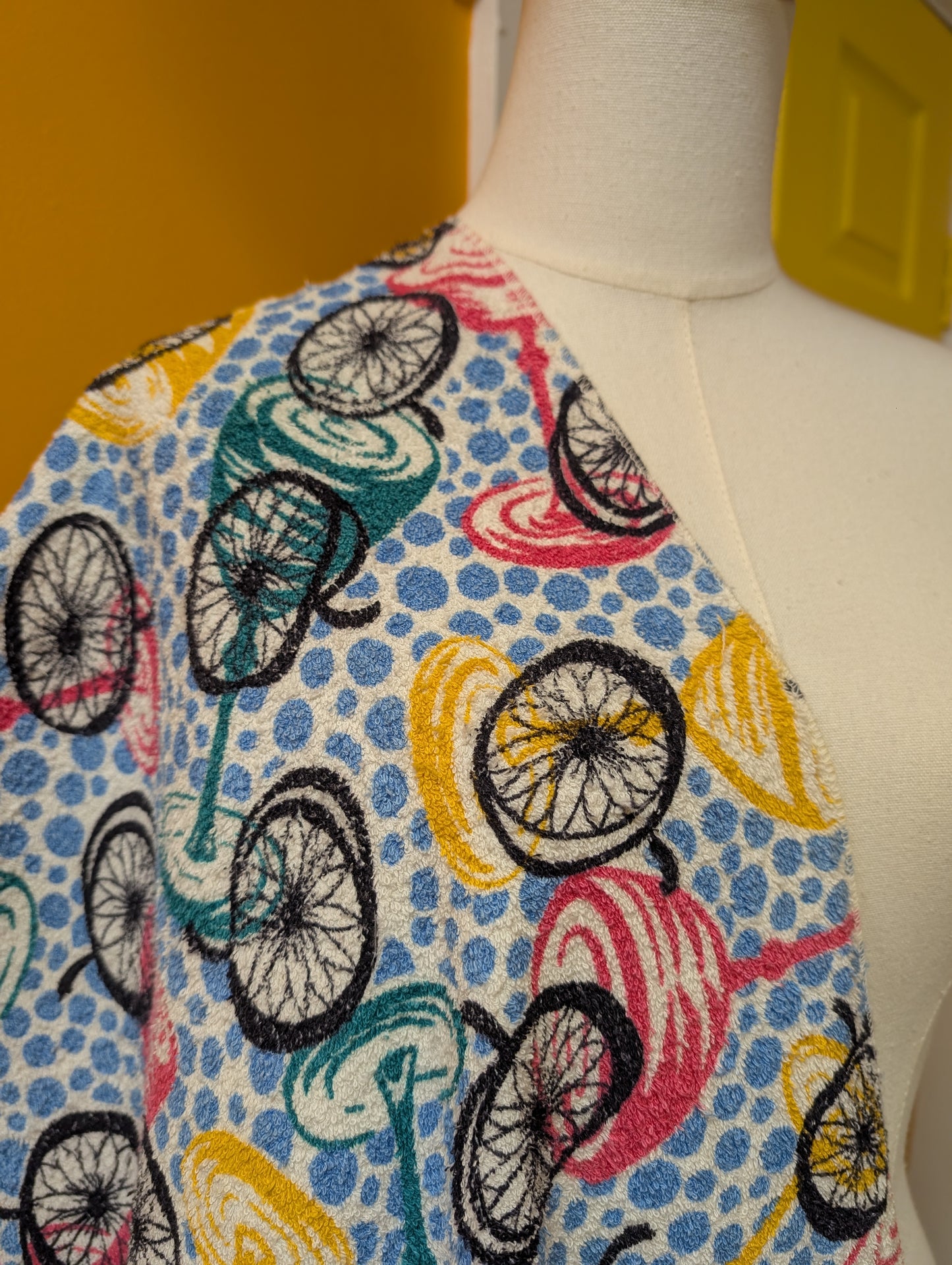 50s/60s Leeona novelty cocktail print fringed towel