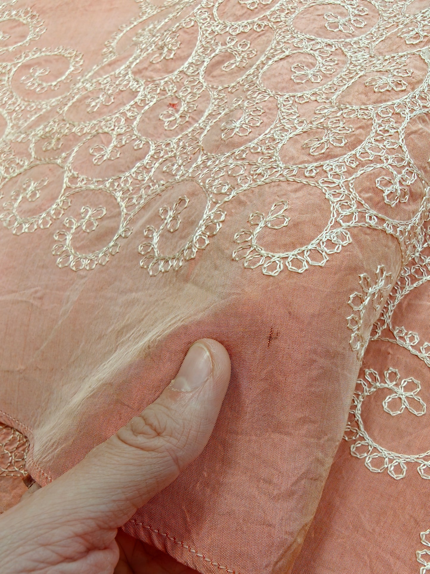 Gorgeous 1940s pink embroidered taffeta dressing gown/robe - L