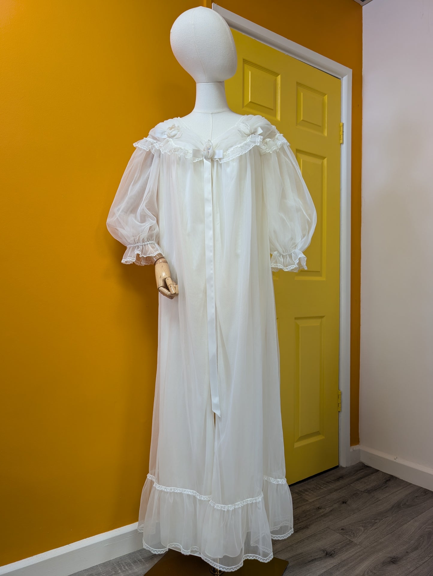 1960s Kayser Bondor flouncy negligee/dressing gown