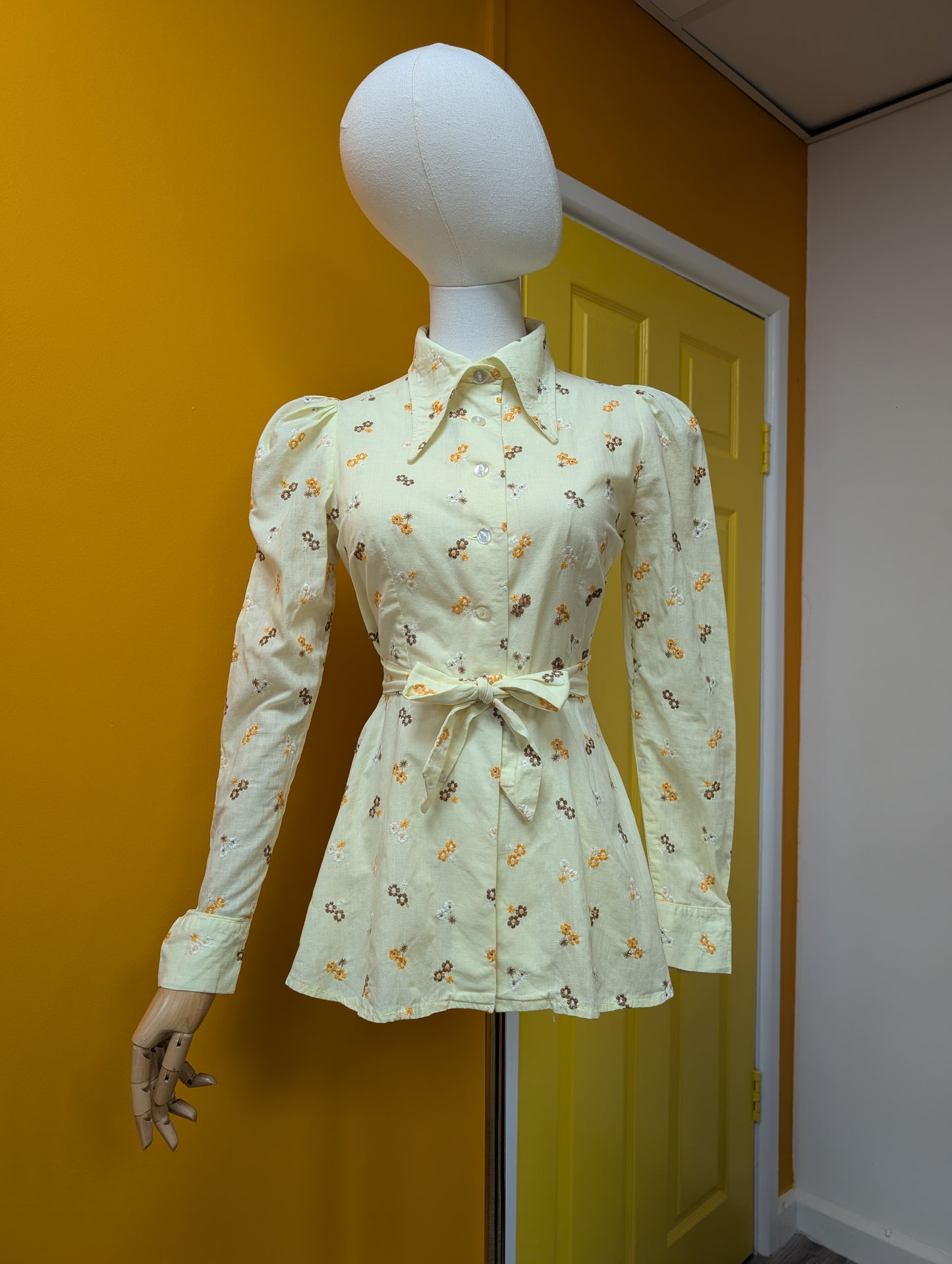 1970s embroidered shirt with tie waist - XS/6