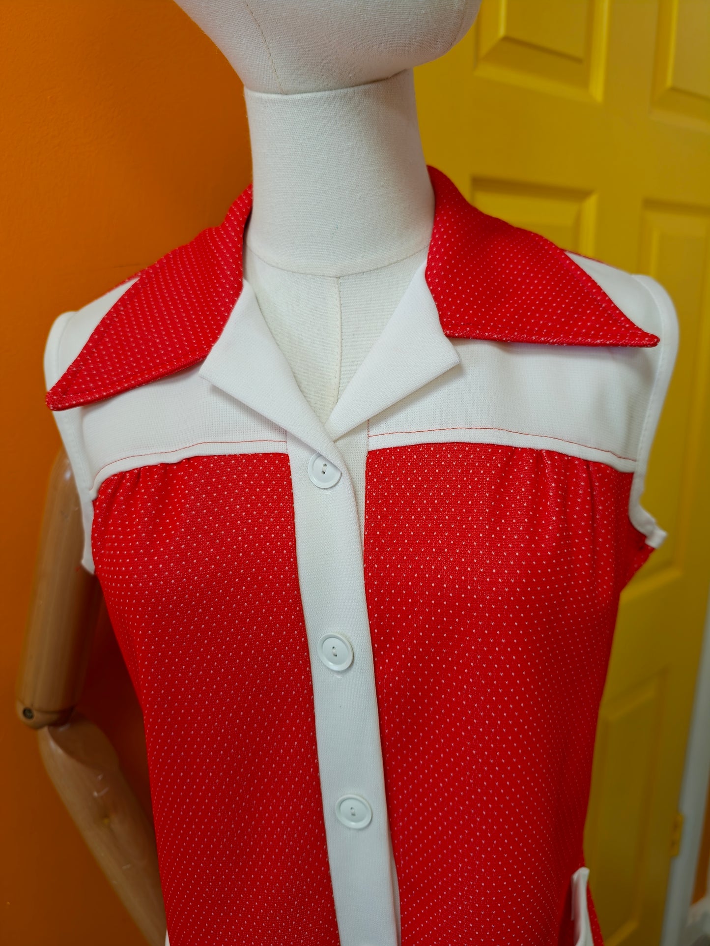 1970s red & white spotty top - M
