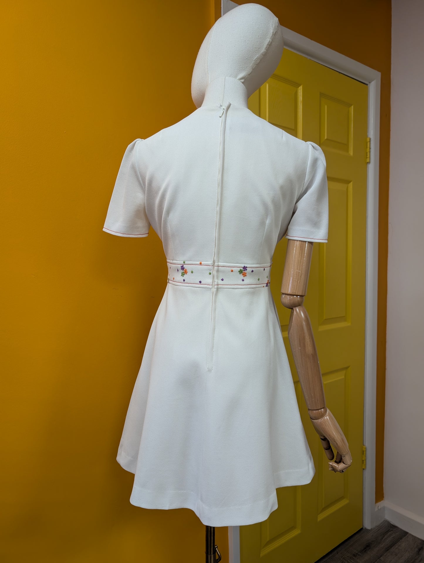 60s/70s embroidered white crimplene mini dress - S/8