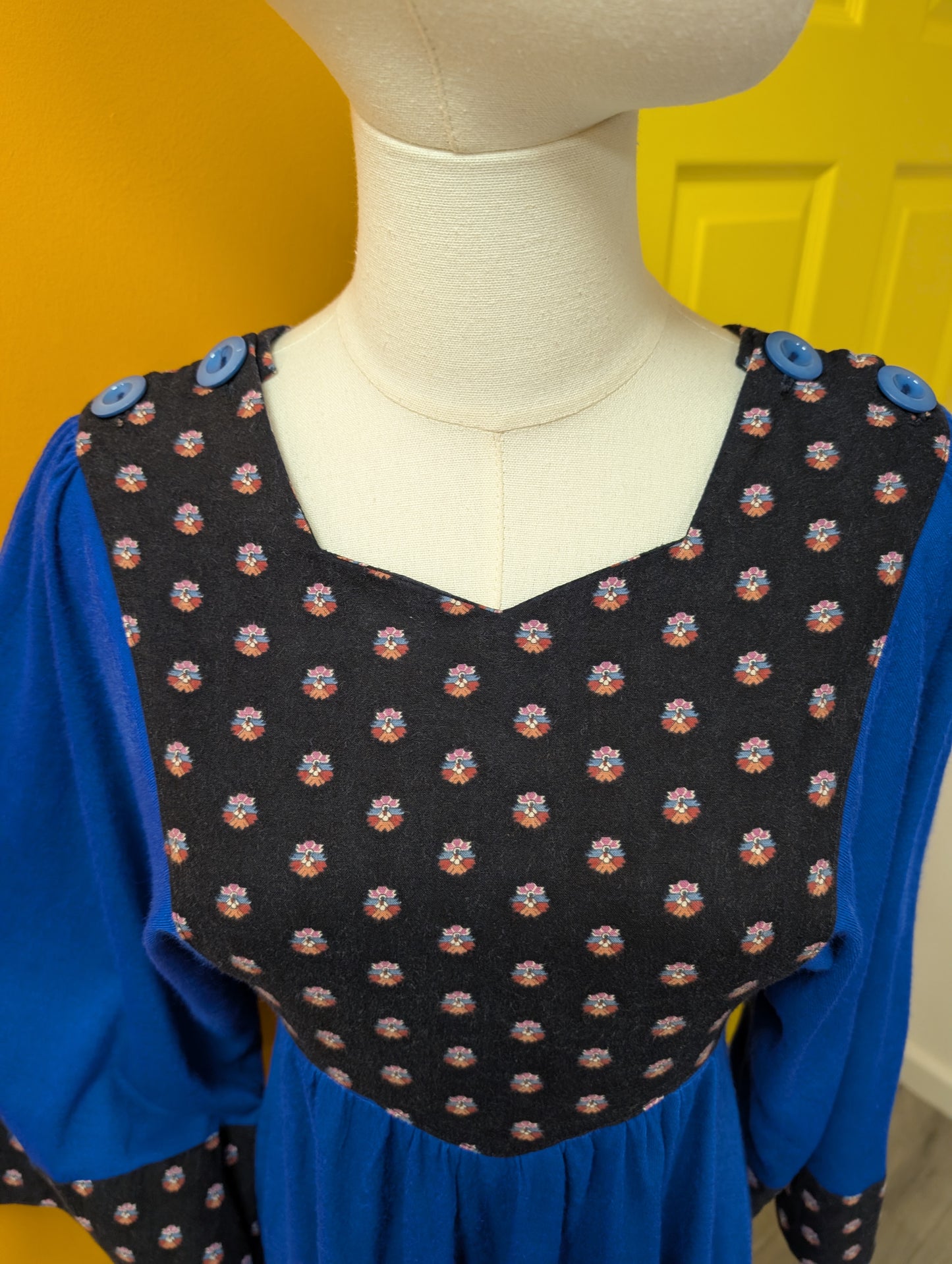 1970s Wallis blue dress with black floral trim - XS/S/6/8